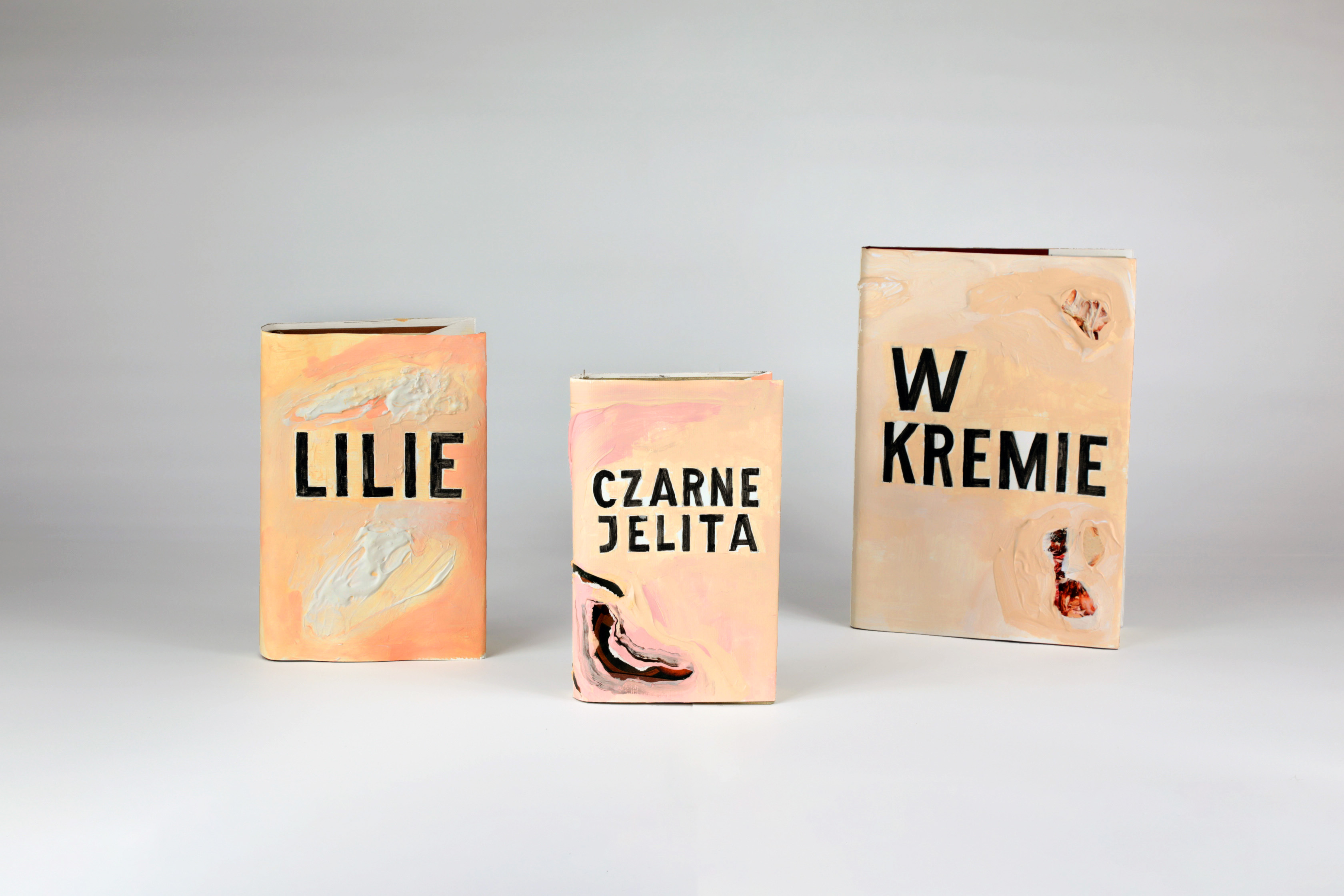 Jadwiga Sawicka, //Lilie//, 2017, akryl, kolaż / papier, 20 × 14 × 3,5 cm; //Czarne jelita//, 2017, akryl, kolaż / papier, 19 × 14,5 × 4 cm; //W kremie//, 2017, akryl, kolaż / papier, 24 × 17 × 2,5 cm, courtesy J. Sawicka, fot. R. Sosin