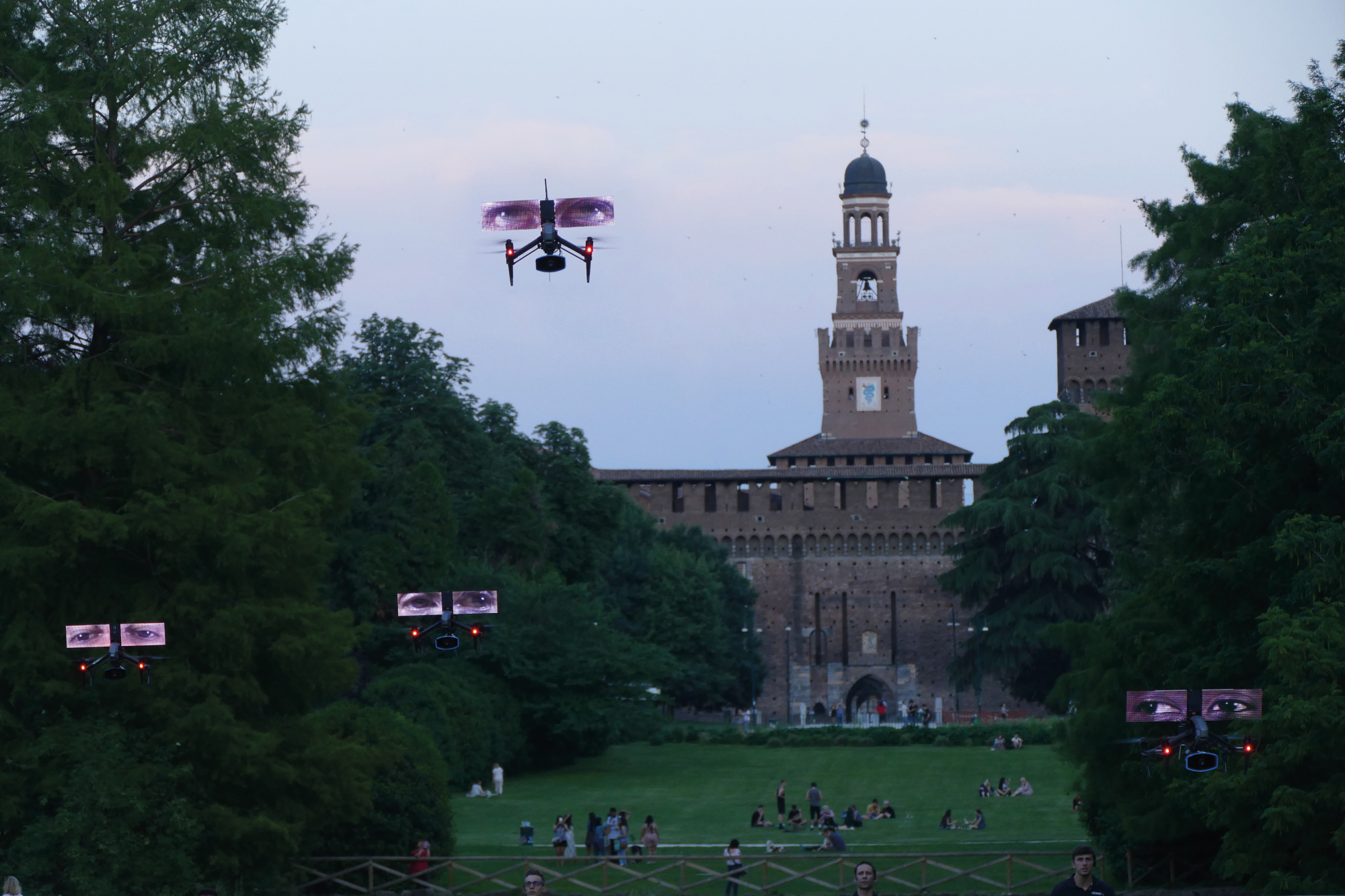 The performance of //Loro (Them)//, Parco Sempione, Milan, 6–8 June 2019, photo: K. Wodiczko