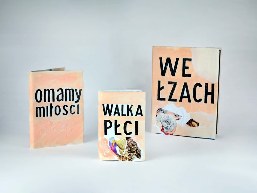 Jadwiga Sawicka, //Omamy miłości//, 2017, akryl, kolaż / papier, 24,5 × 18 × 2 cm; //Walka płci//, 2017, akryl, kolaż / papier, 20,5 × 13,5 × 3 cm; //We łzach//, 2017, akryl, kolaż / papier, 31,5 × 24,5 × 1 cm, courtesy J. Sawicka, fot. R. Sosin