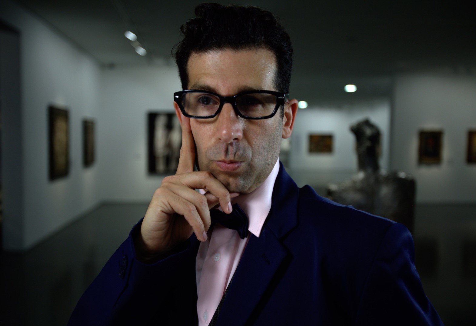 Shahar Marcus, //Kurator//, 2011, wideo, 4 min 22 s, Kolekcja MOCAK-u, Zakup pracy dofinansowano ze środków Ministra Kultury i Dziedzictwa Narodowego