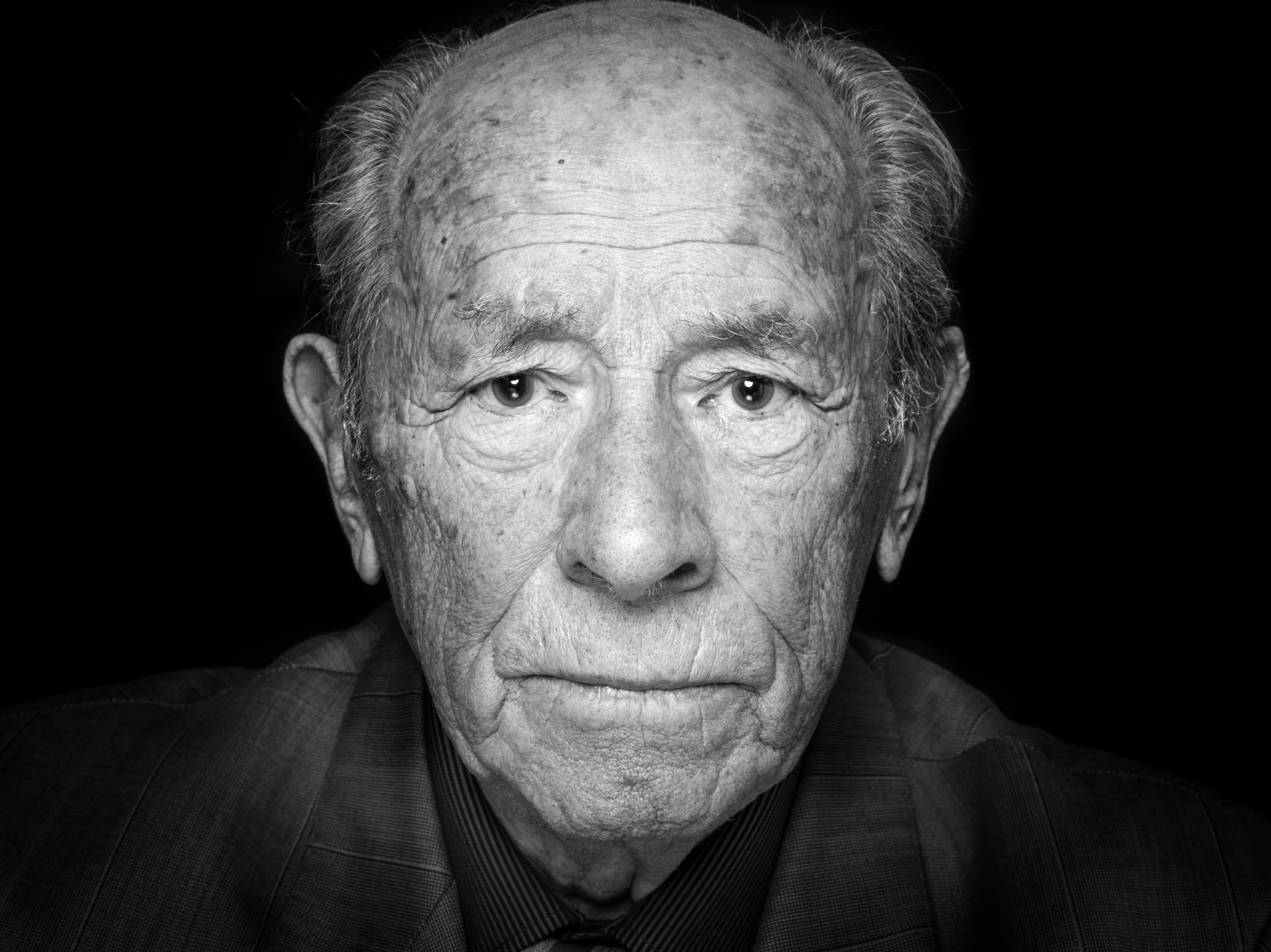 Portret ocalałego z Holokaustu Bronisława Erlicha, 2016–2021, fotografia, 50 × 65 cm, courtesy Fundacja Gamaraal, Zurych