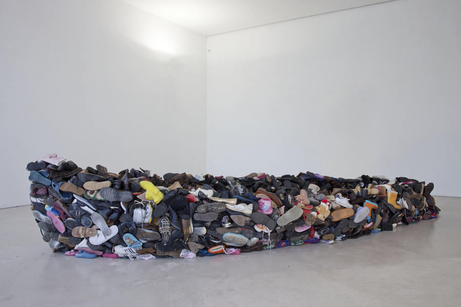 Sislej Xhafa, //Barka//, 2011, instalacja, wymiary zmienne, courtesy S. Xhafa, GALLERIA CONTINUA, San Gimignano / Pekin / Les Moulins / Hawana / Săo Paulo / Rzym / Paryż, widok instalacji w Museo Madre, Neapol 2011, fot. A. Benestante
