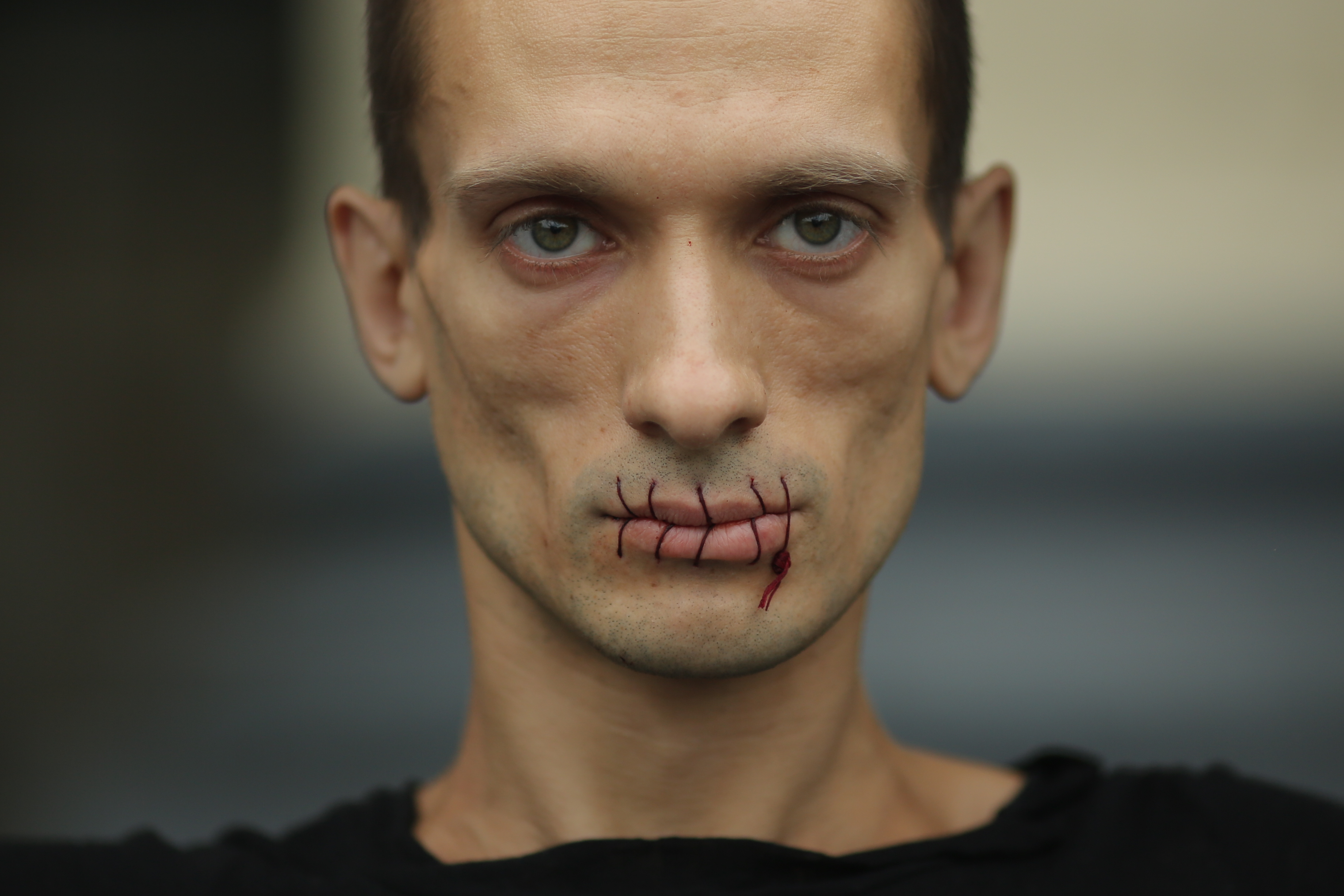 Piotr Pawlenski, //Szew//, 2012, dokumentacja fotograficzna wydarzenia w przestrzeni publicznej, courtesy P. Pawlenski