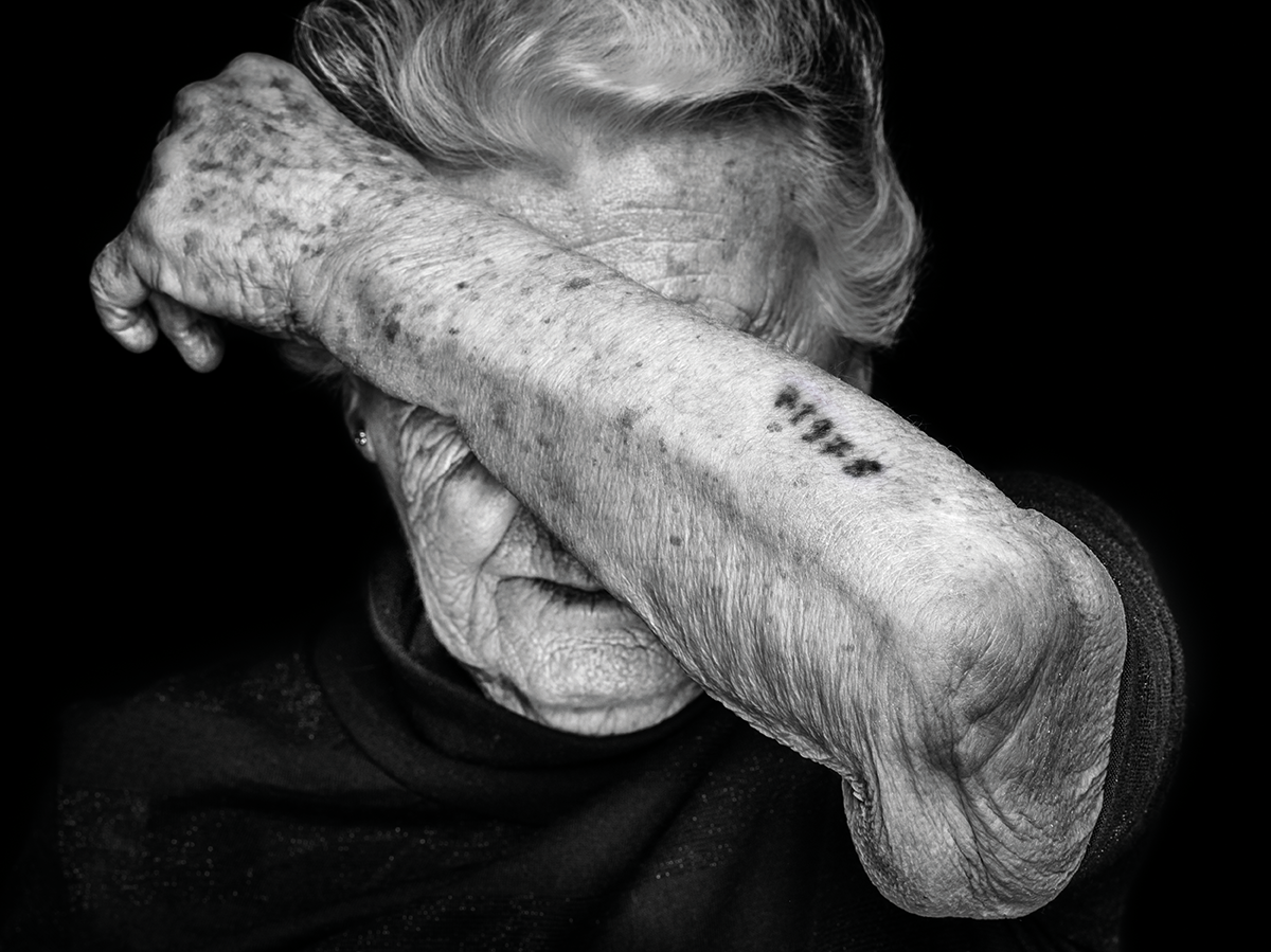 Portret ocalałej z Holokaustu Niny Weil, 2016–2021, fotografia, 50 × 65 cm, courtesy Gamaraal Foundation, Zürich