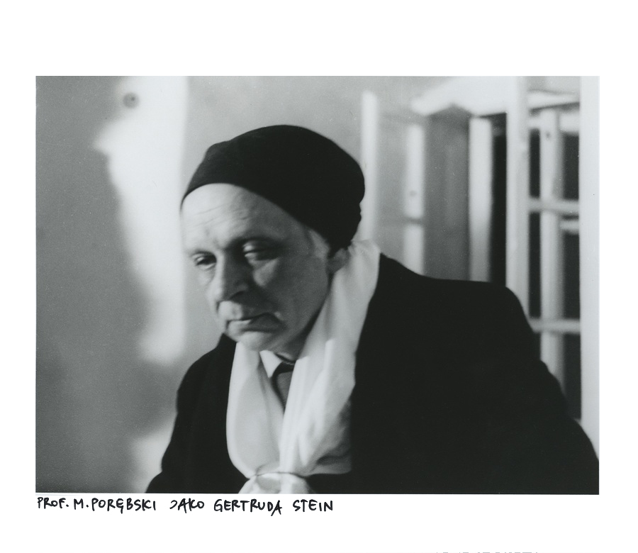 Adam Rzepecki, //Profesor Mieczysław Porębski jako Gertruda Stein//, z cyklu //Żywe obrazy//, 1978, fotografia, 21,1 × 23,9 cm,  Kolekcja MOCAK-u