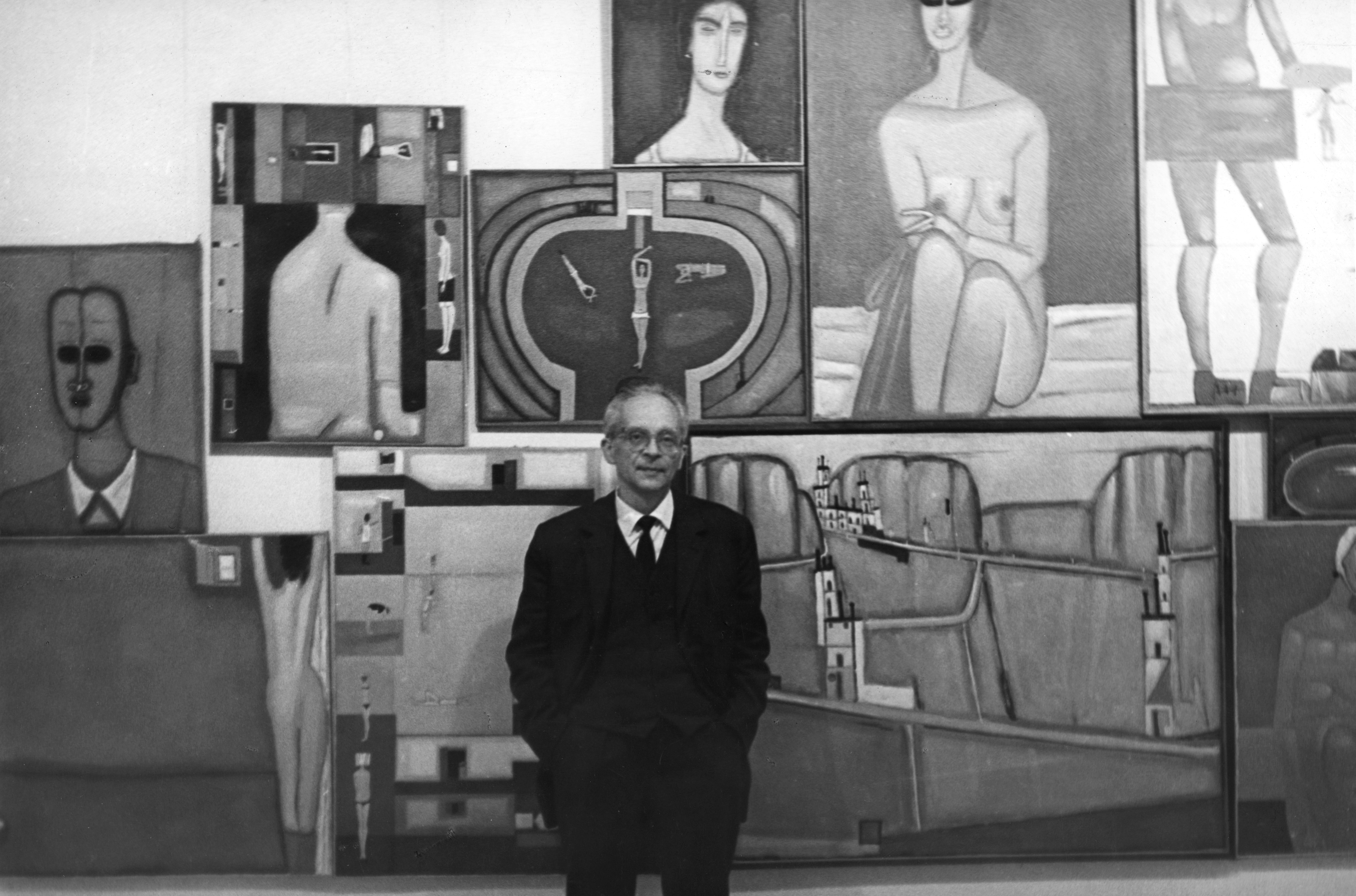 Mieczysław Porębski na tle obrazów Jerzego Nowosielskiego w Palais Galliera w Paryżu, 1969