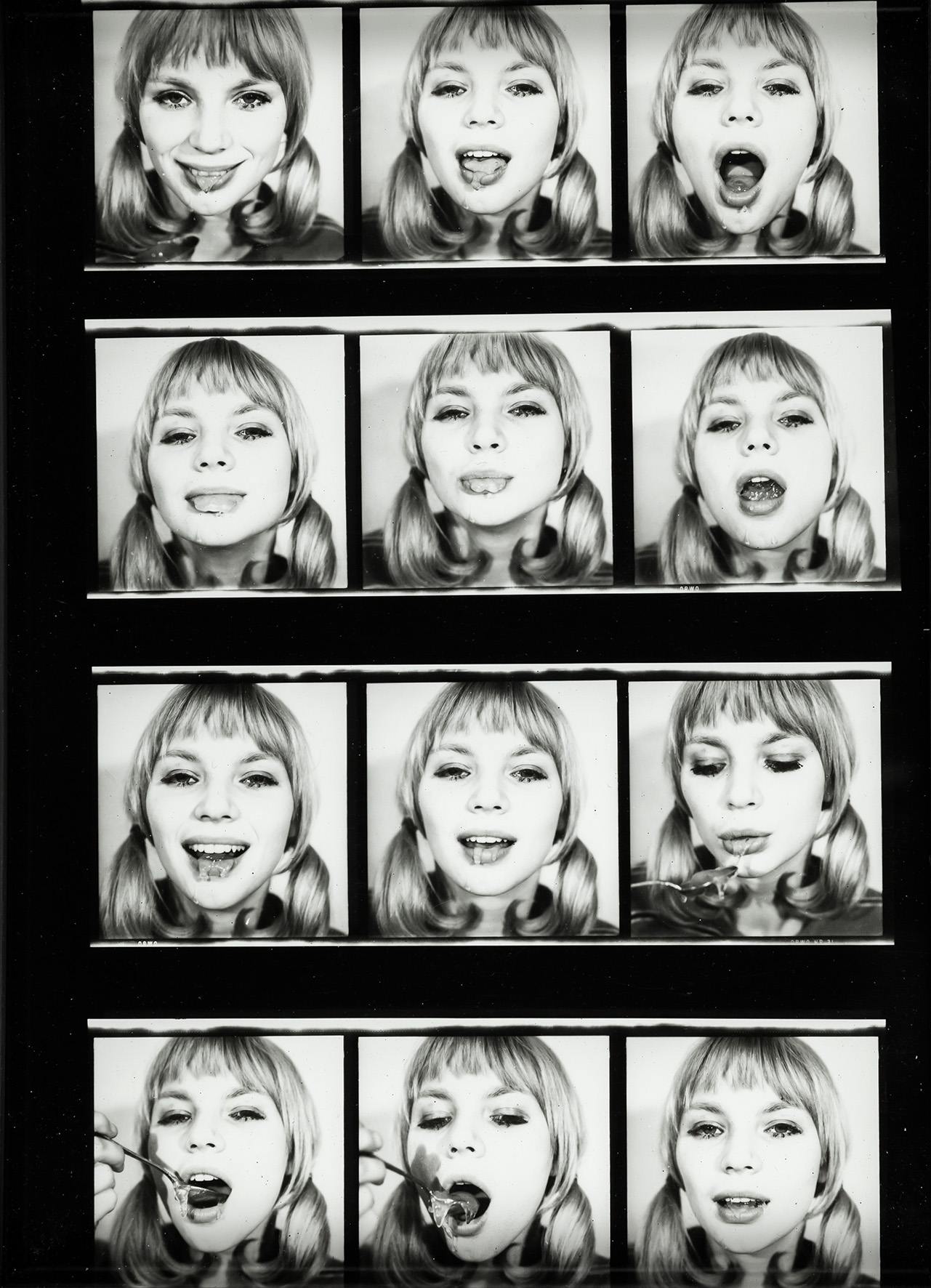 Natalia LL, bez tytułu, z cyklu //Sztuka konsumpcyjna//, 1972, stykówka / fotografia, 30 × 21,7 cm, Kolekcja MOCAK-u