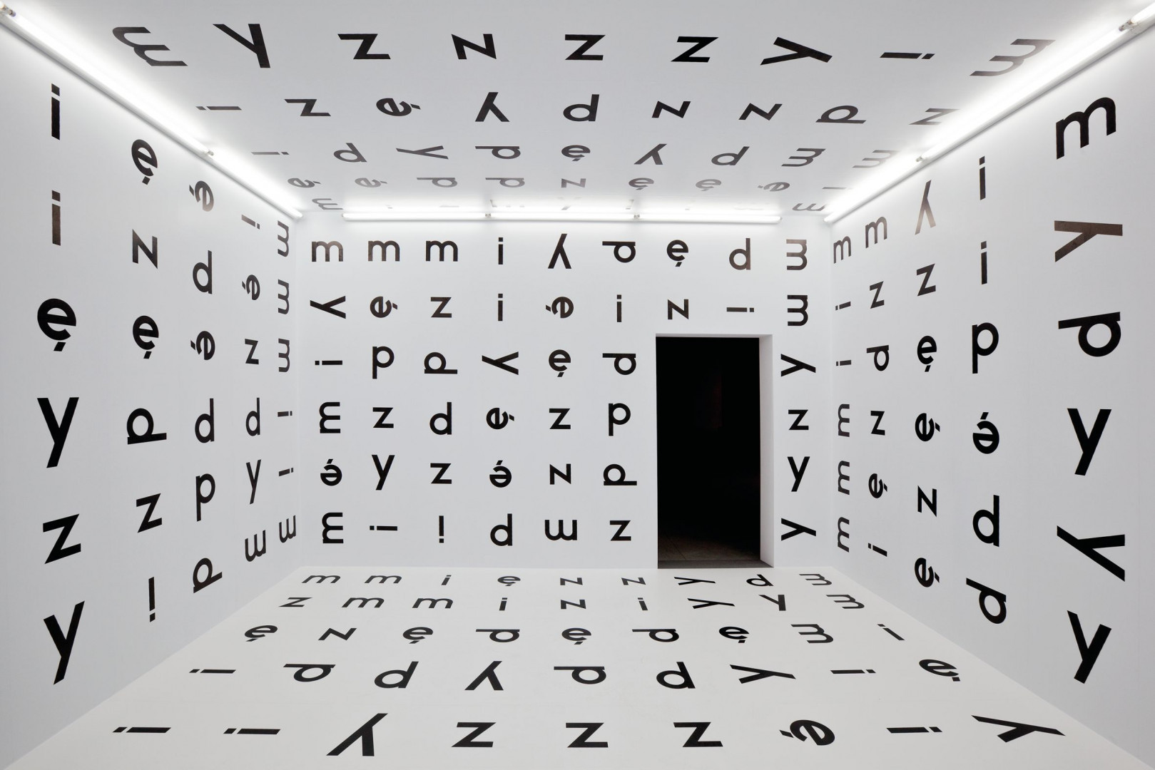Stanisław Dróżdż, //Między//, 1977/2004, instalacja, Kolekcja MOCAK-u
