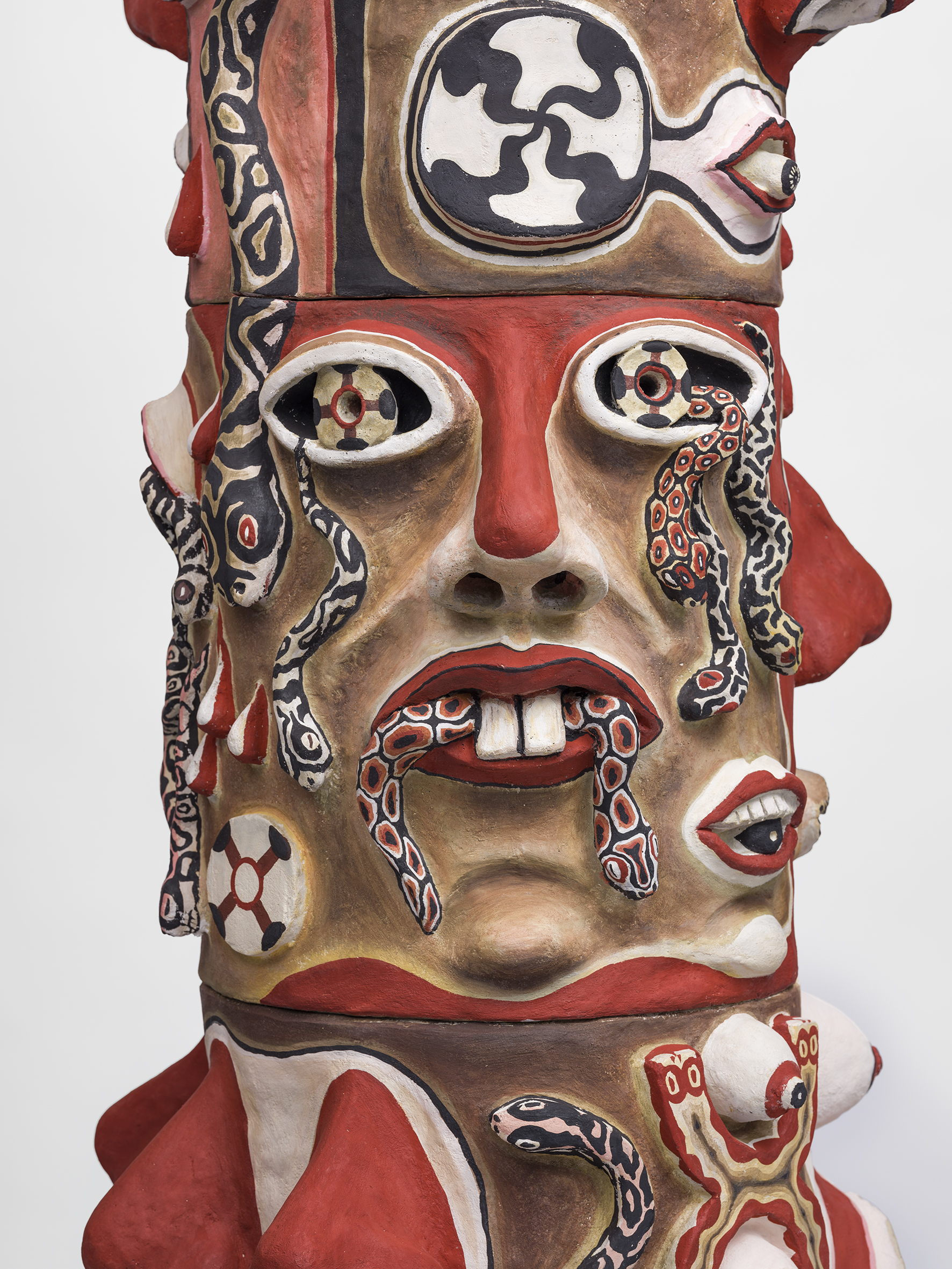 Jakub Julian Ziółkowski, //Duch naszego ludu//, 2022, farby krzemianowe / beton,  250 × 75 × 75 cm (fragment), courtesy J. J. Ziółkowski, fot. M. Torbus