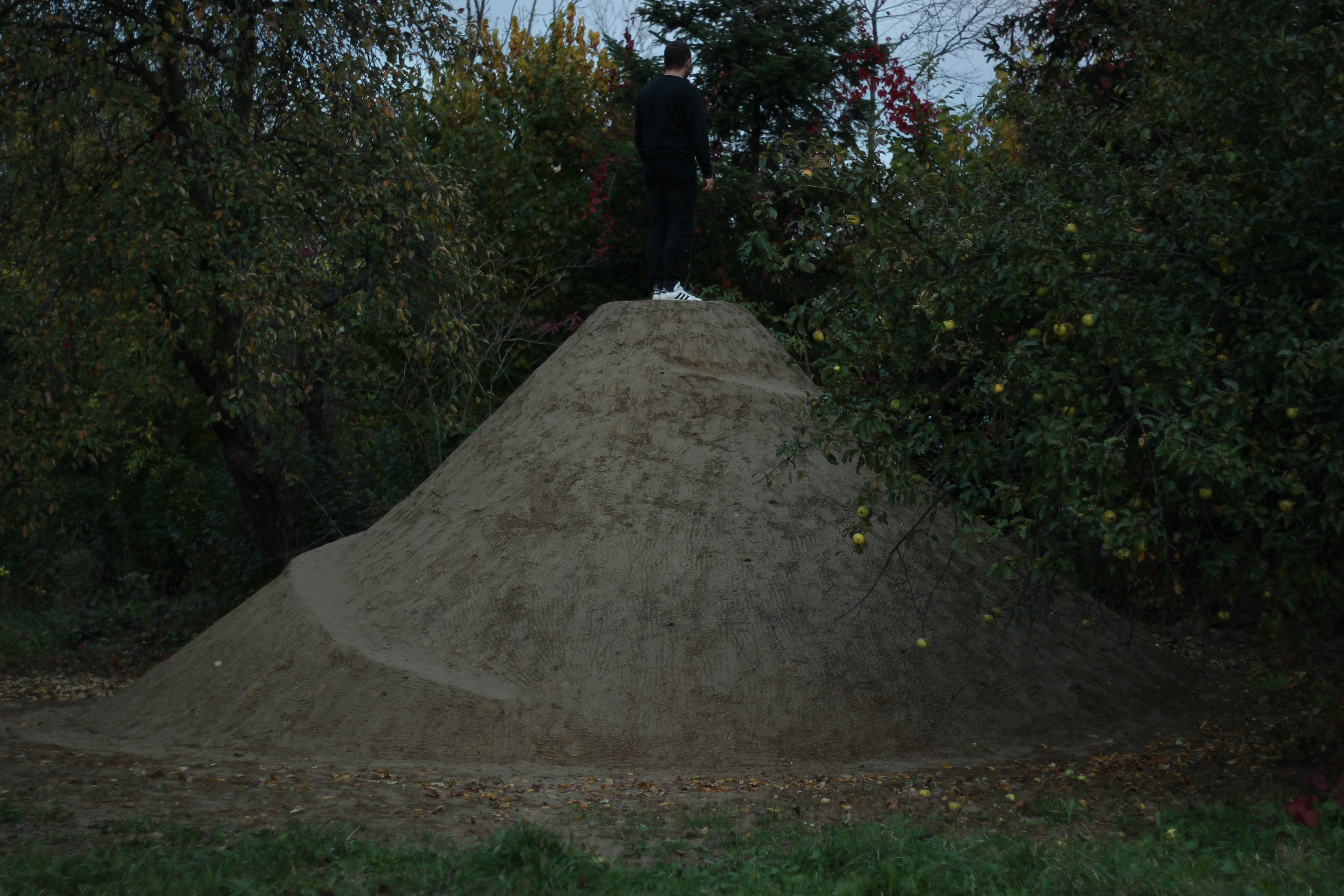 Krzysztof Maniak, //Kopiec//, 2022 (stan z 16.10.2022), fotografia, courtesy K. Maniak
