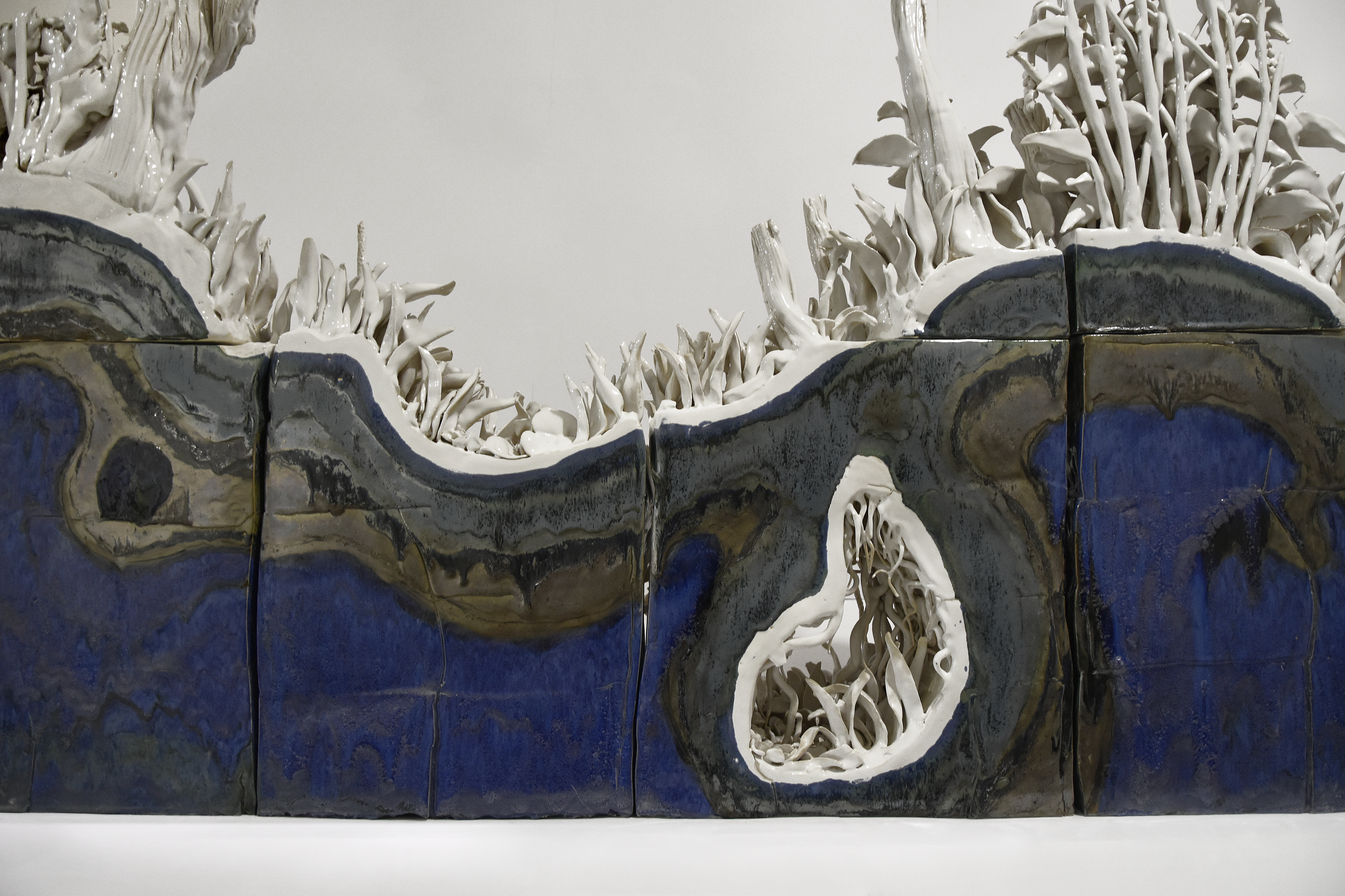 Wojciech Ireneusz Sobczyk, //Bruma//, 2020, ceramika, 135 × 145 × 30 cm (fragment), courtesy Galeria LETO, W. I. Sobczyk