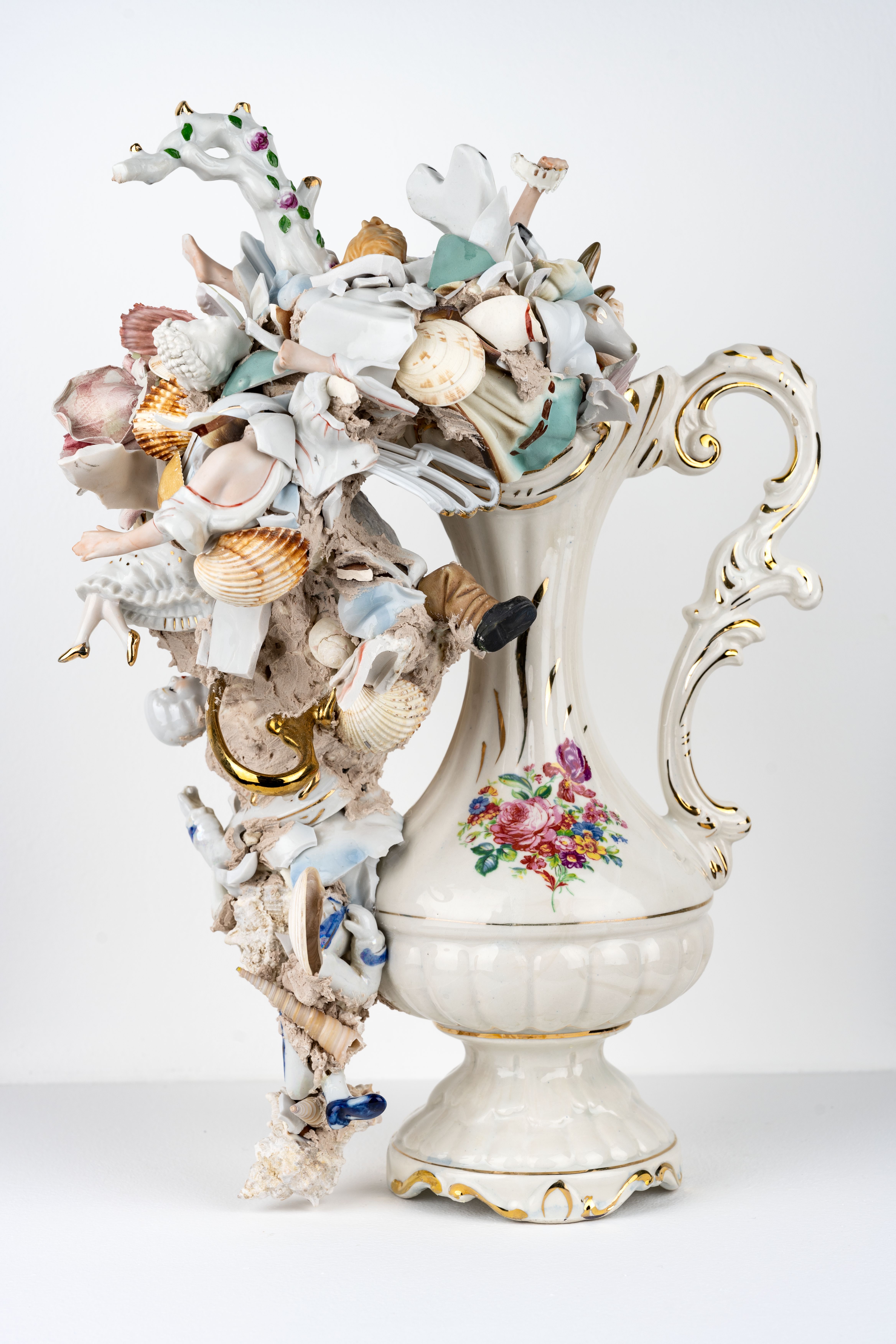 Justyna Smoleń, //Fall in love//, 2022, porcelana, ceramika, kolaż, 45 × 29 × 20 cm, courtesy J. Smoleń, fot. Rafał Sosin