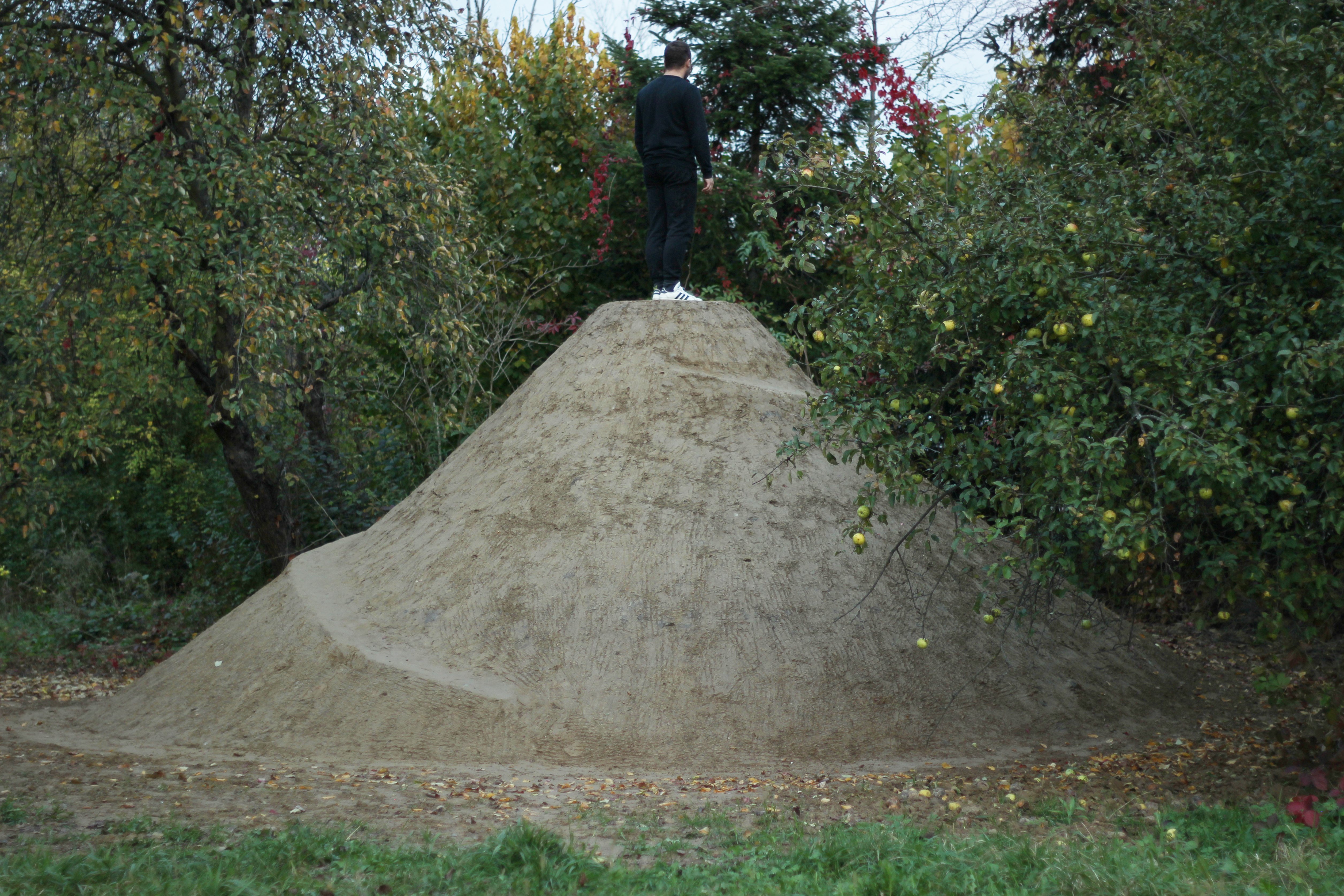 Krzysztof Maniak, //Kopiec//, 2022 (stan z 16.10.2022), fotografia, courtesy K. Maniak