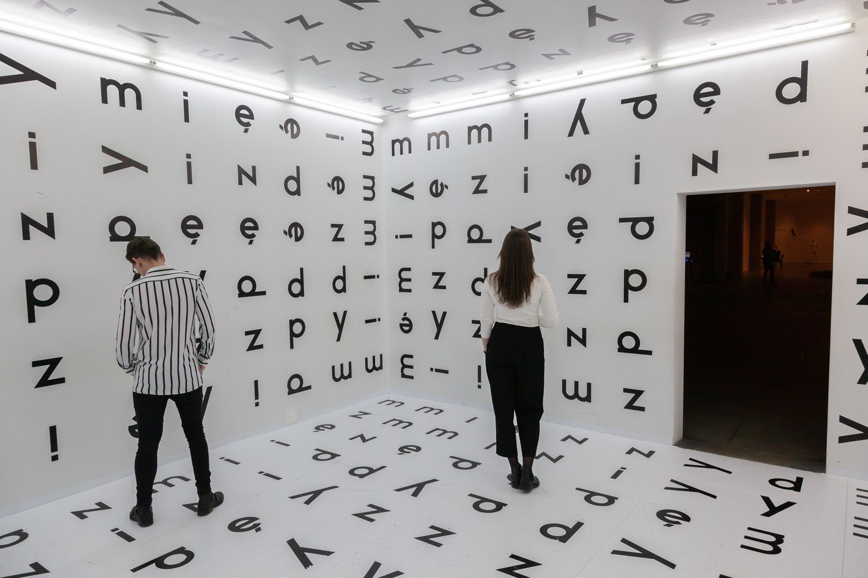 Stanisław Dróżdż, //Między//, 1977/2004, instalacja, kolekcja MOCAK-u