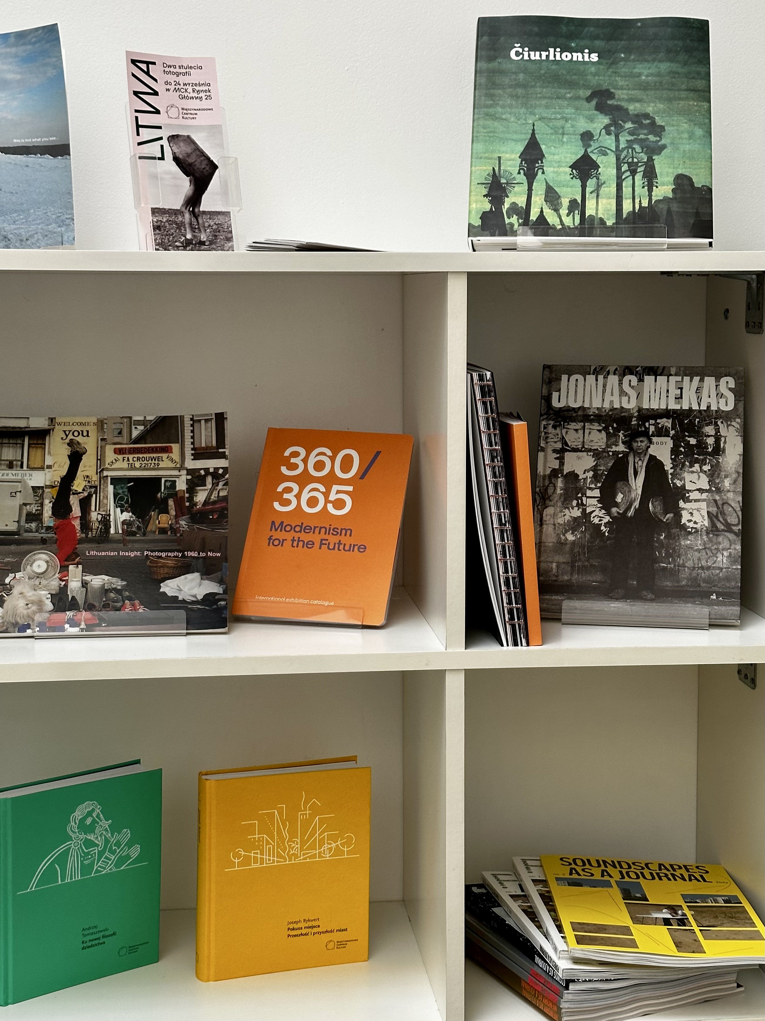 //Półka litewska// w Bibliotece MOCAK-u, fot. Dział Promocji, MOCAK