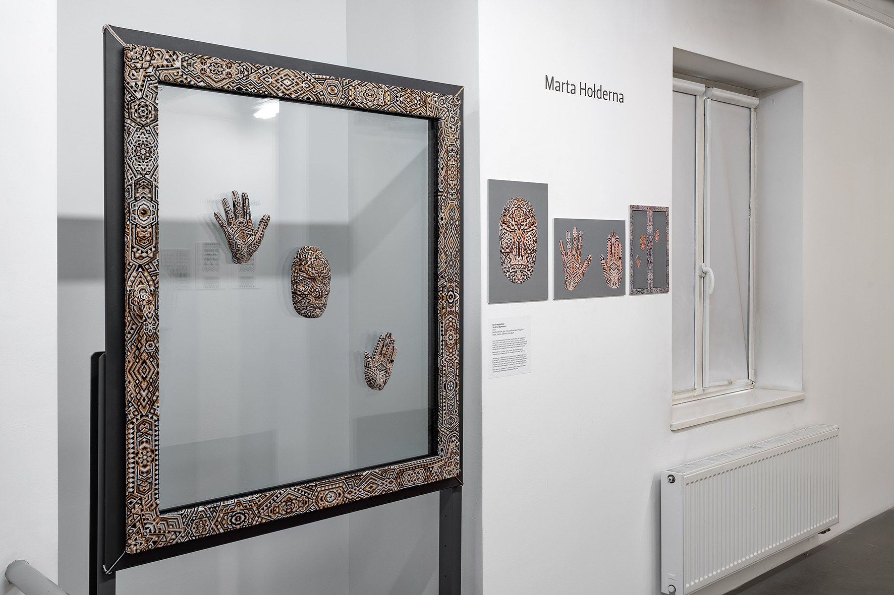 Praca Marty Hołderny //Sztuka wyglądania// na wystawie pokonkursowej OKNOPLAST FOR ART