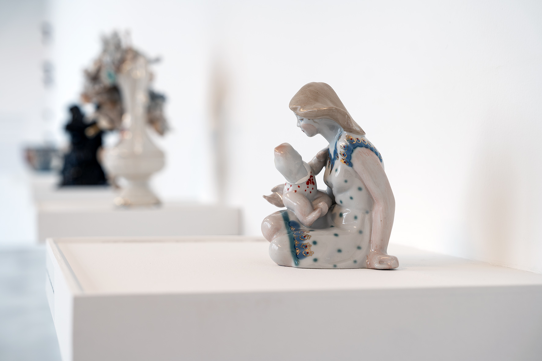 Justyna Smoleń, //Mama//, 2022, porcelana, 17 × 12 × 10 cm, courtesy J. Smoleń, fot. R. Sosin