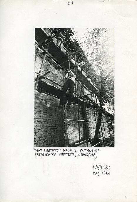 Adam Rzepecki, //Mój pierwszy krok w kosmosie// (realizacja niestety, nieudana) [na odwrociu zdjęcie z akcji 7 dni na stworzenie świata], 1981, fotografia, 29 × 20 cm, Kolekcja MOCAK-u