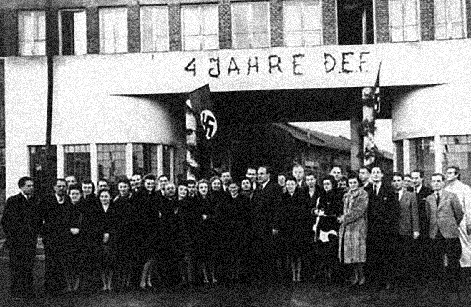 Czwarta rocznica powstania fabryki. Oskar Schindler wśród polskich pracowników, 1944, fot. ze zbiorów Stradomskiego Centrum Dialogu w Krakowie