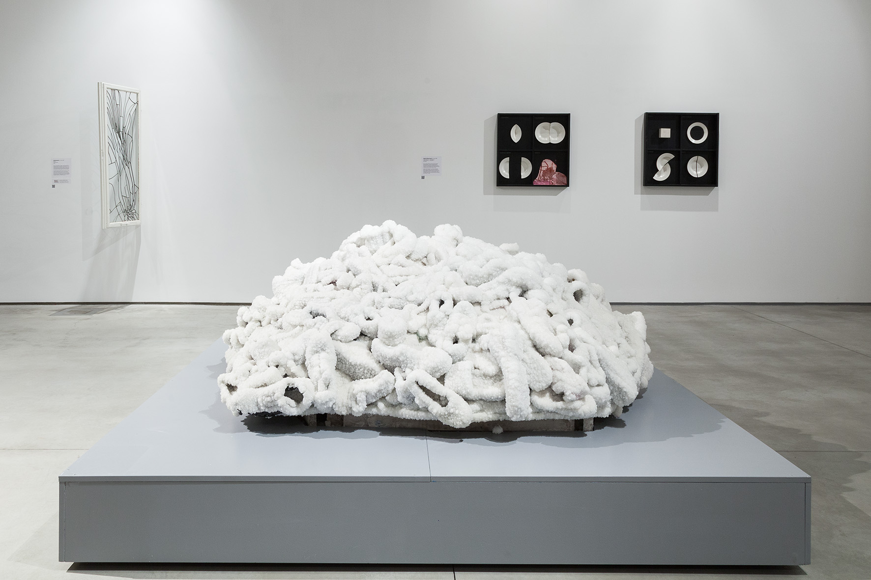Sigalit Landau, //Wyspa butów//, 2015, rzeźba, Kolekcja MOCAK-u