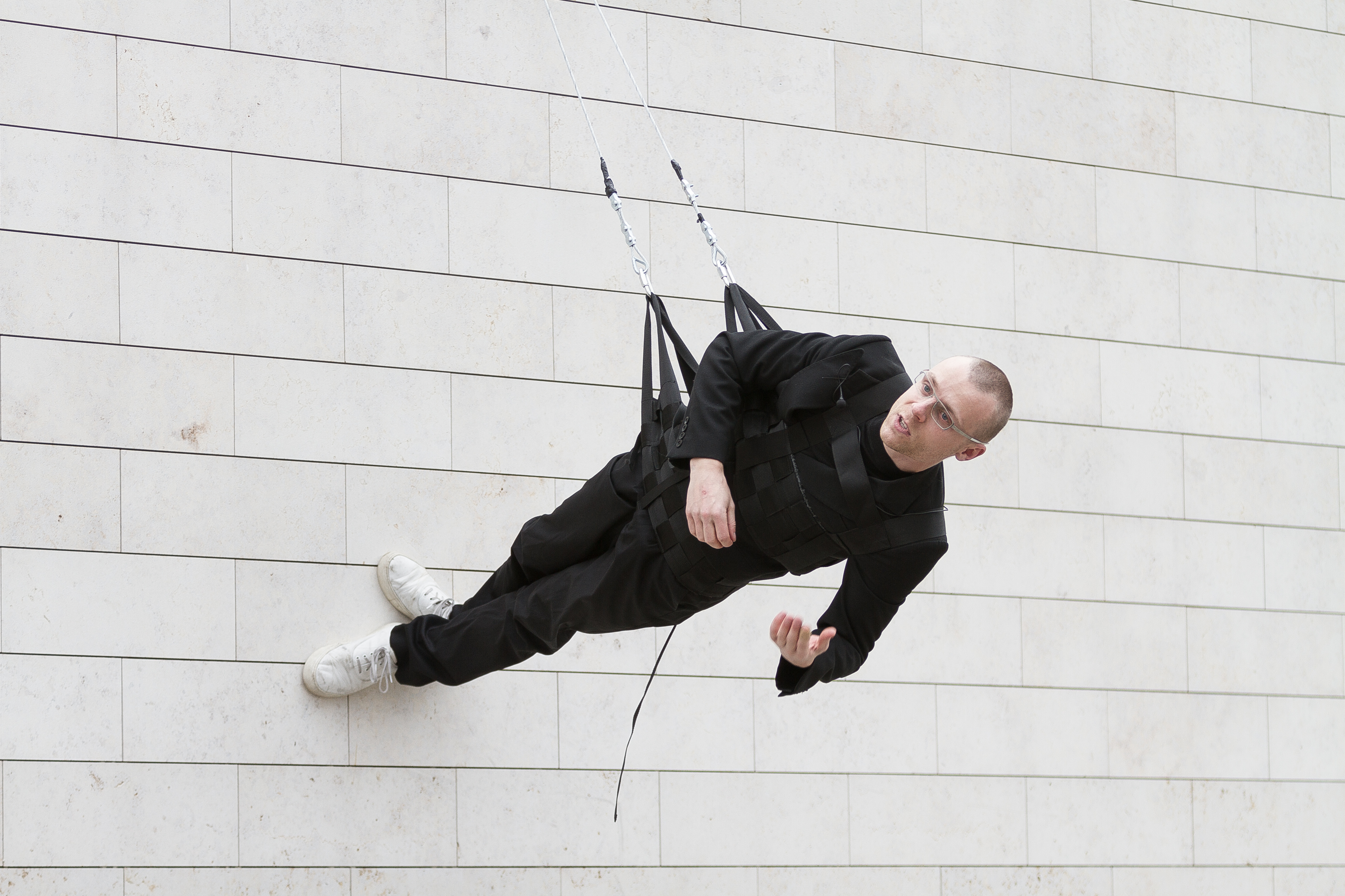 Julijonas Urbonas, //Walking on the Wall//, 2012,  photo: Aistė Valiūtė and Daumantas Plechavičius