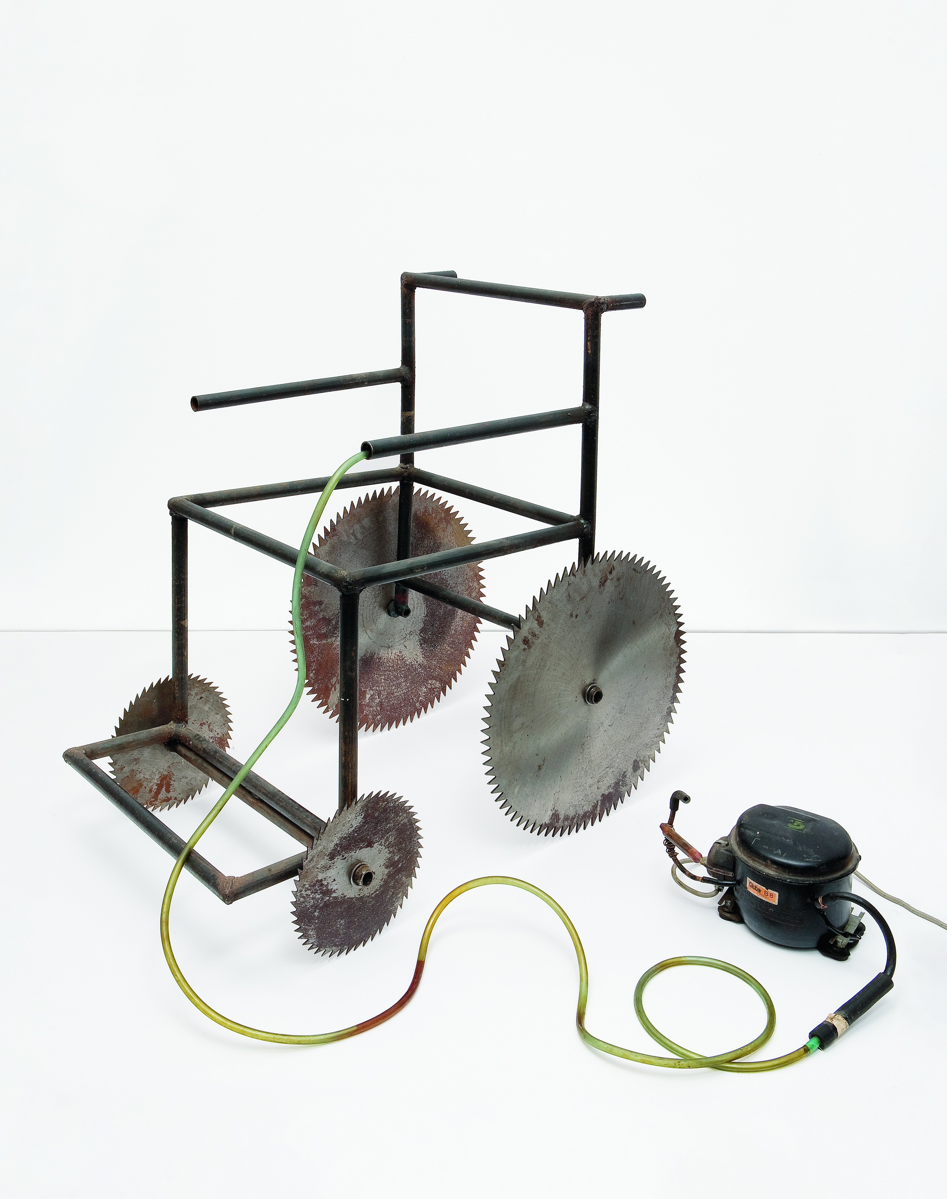 Grzegorz Sztwiertnia, //Pneumatyczny wózek inwalidzki//, 1994, obiekt, 102 × 65 × 106 cm, kolekcja MOCAK-u, fot. Marek Gardulski