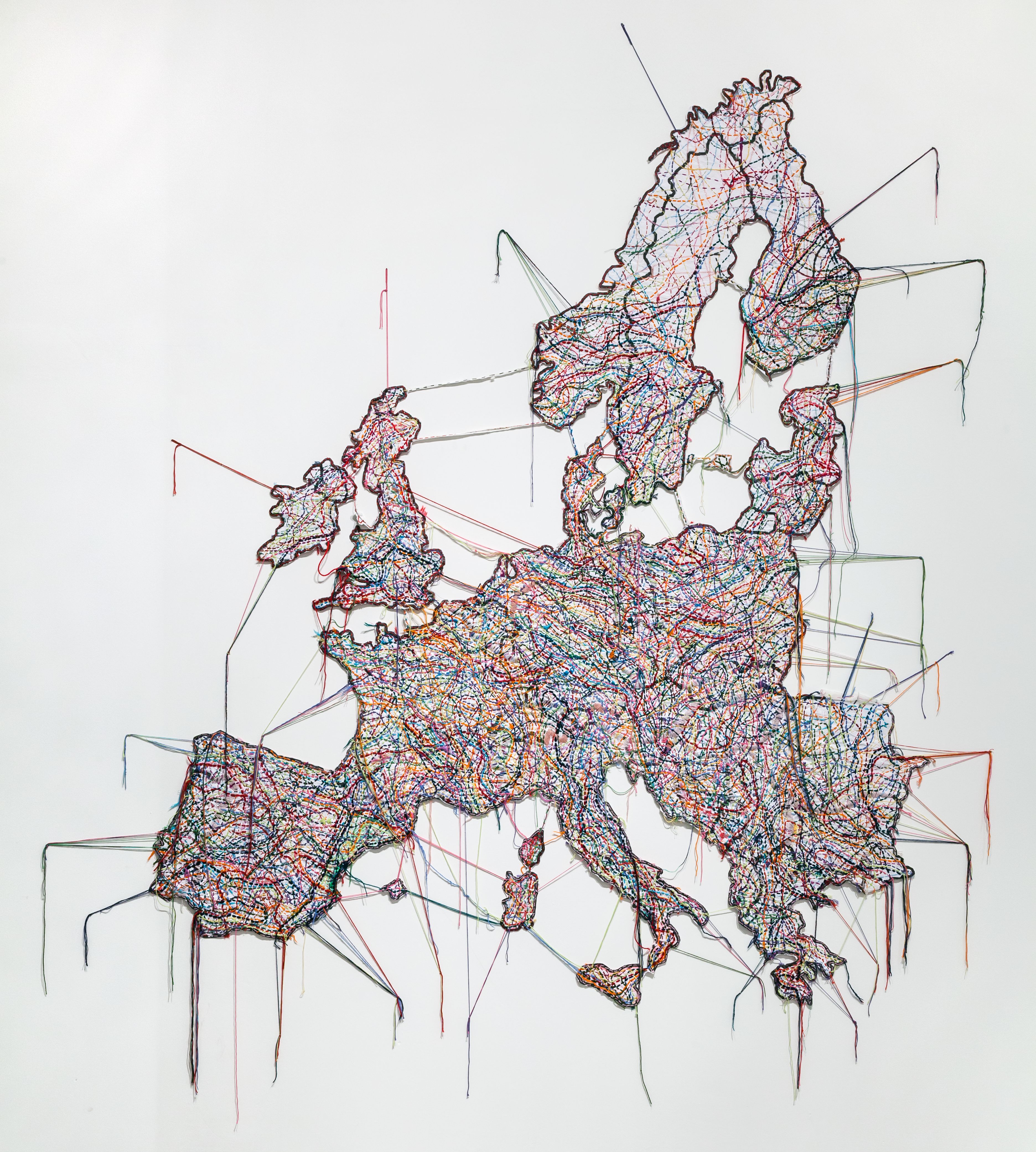 Małgorzata Markiewicz, //Mapa//, 2013, obiekt (nici, wełna, papier), ok. 250 × 250 cm, fot. Rafał Sosin