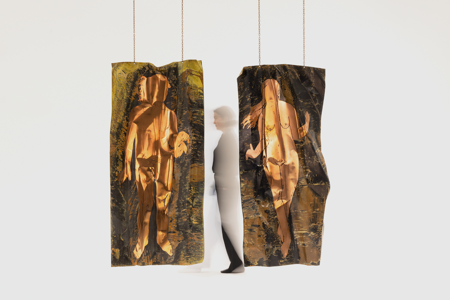 Alicja Biała, //Adam and Eve//, z cyklu //Open Bite//, 2022/2023, wytrawiona blacha miedziana, 200 × 90 cm, courtesy A. Biała