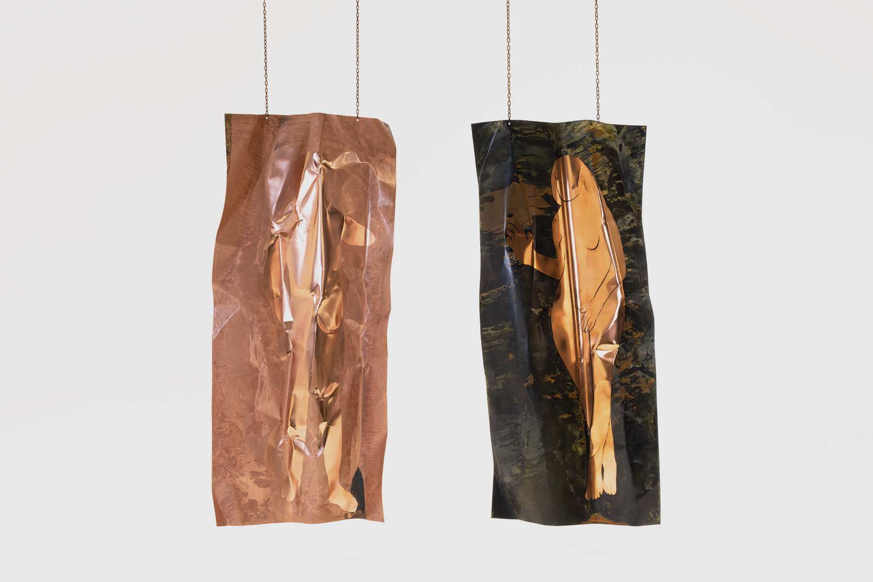 Alicja Biała, //Adam and Eve//, z cyklu //Open Bite//, 2022/2023, wytrawiona blacha miedziana, 200 × 90 cm, courtesy A. Biała