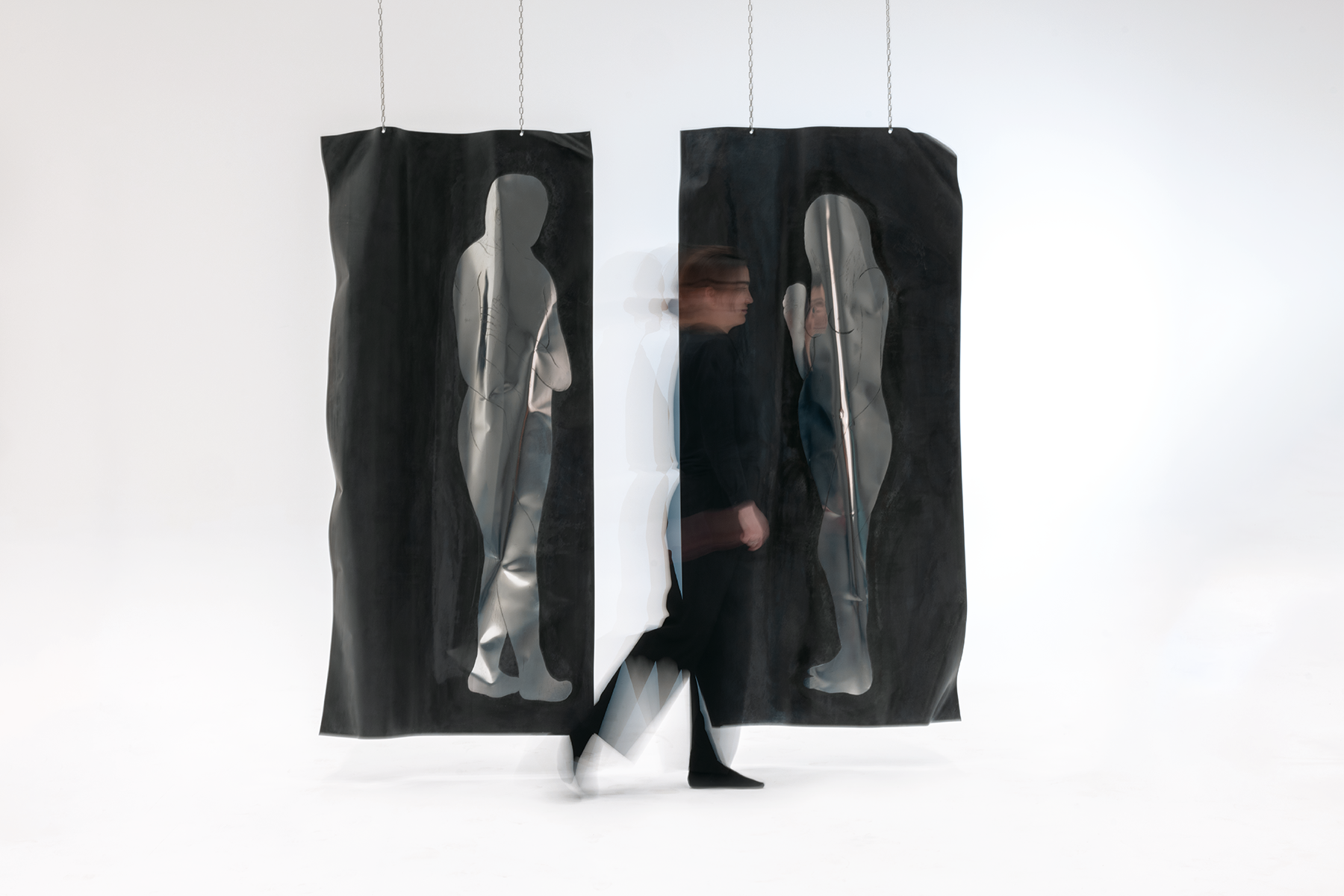 Alicja Biała, //Adam and Eve//, z cyklu //Open Bite//, 2022/2023, wytrawiona blacha cynkowa, 200 × 90 cm, courtesy A. Biała