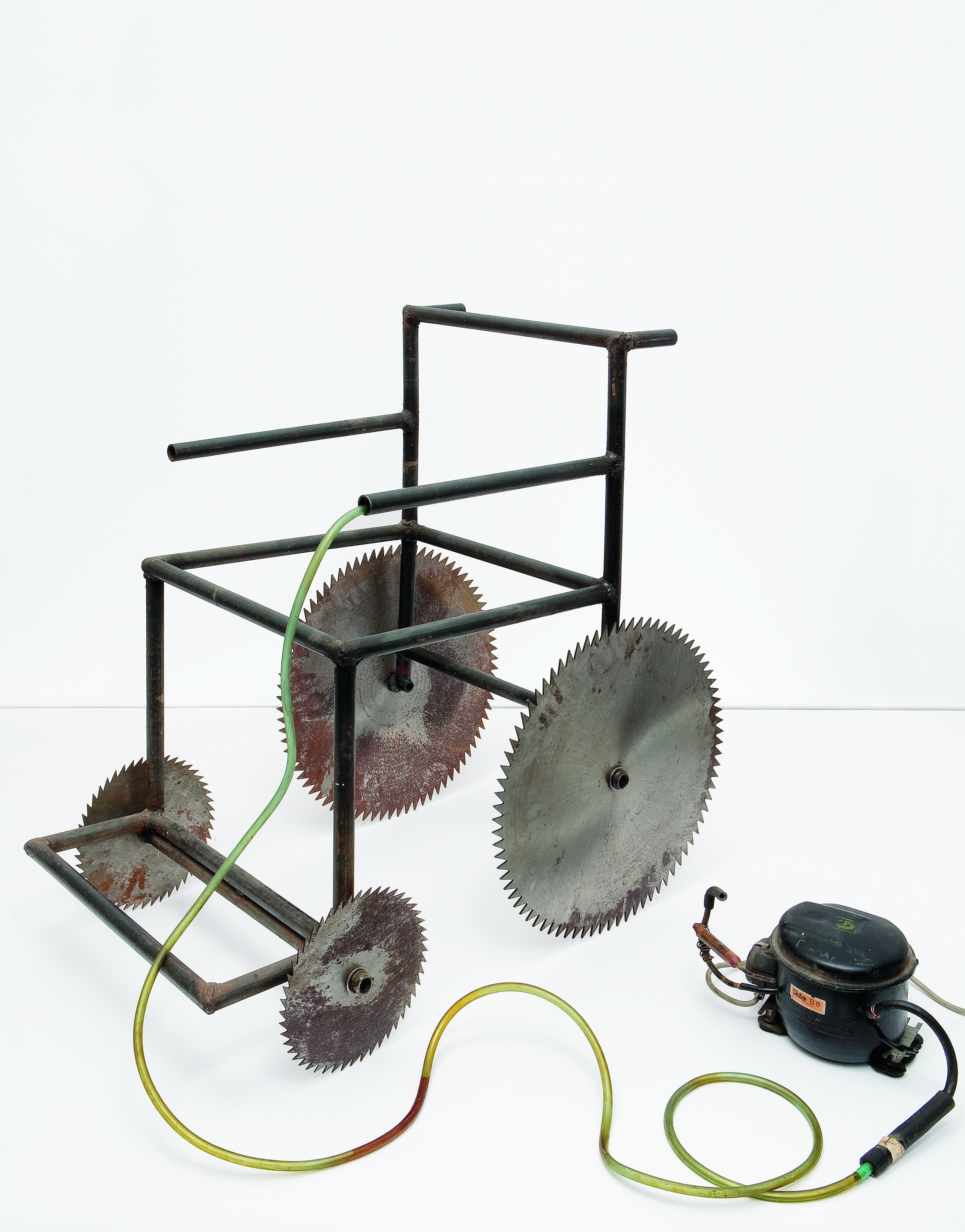 Grzegorz Sztwiertnia, //Pneumatyczny wózek// inwalidzki, 1994, obiekt, 102 × 65 × 106 cm, Kolekcja MOCAK-u, fot. Marek Gardulski