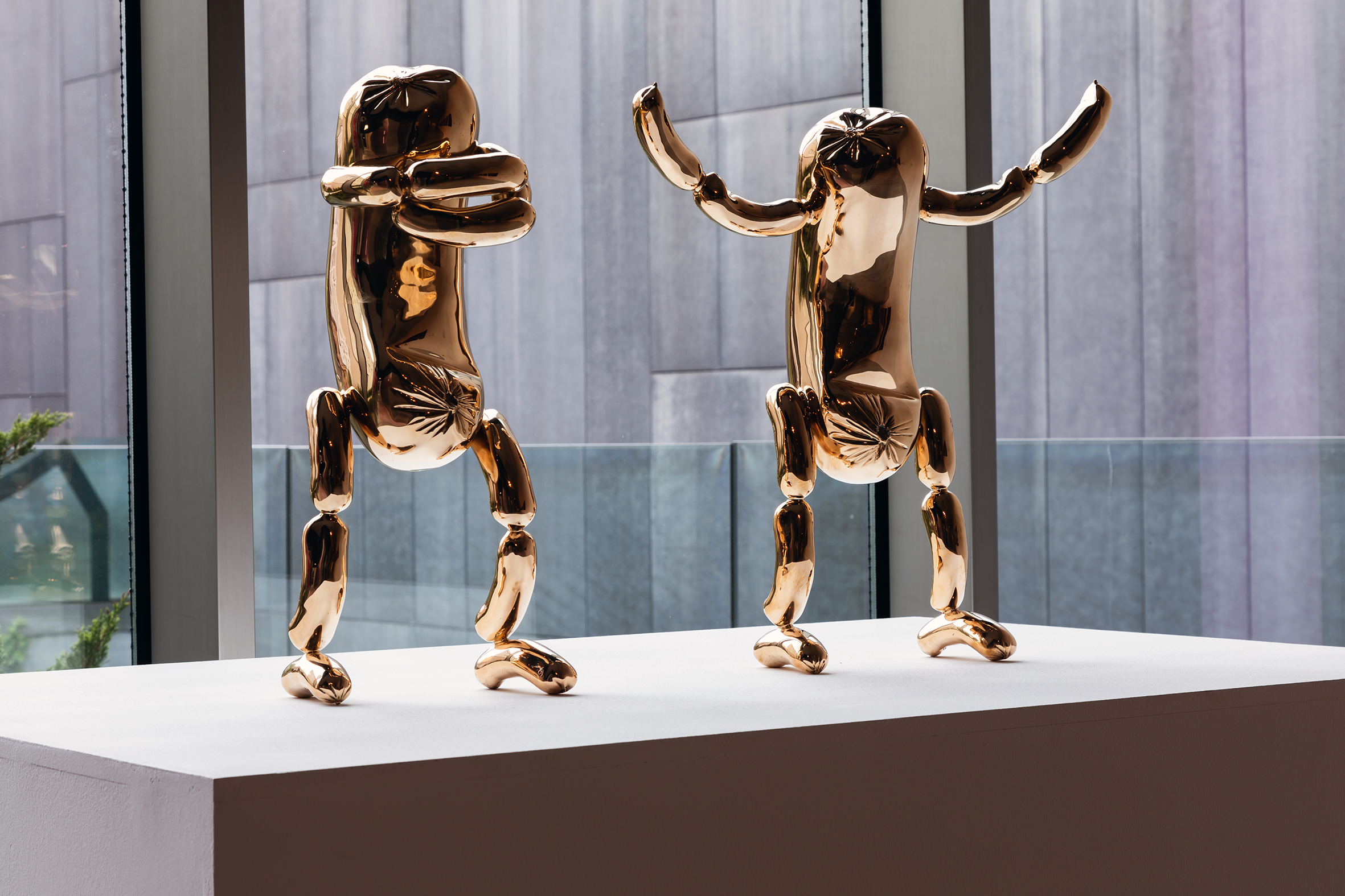 Erwin Wurm, //Powitanie i Atleta//, brąz polerowany, fot. R. Sosin