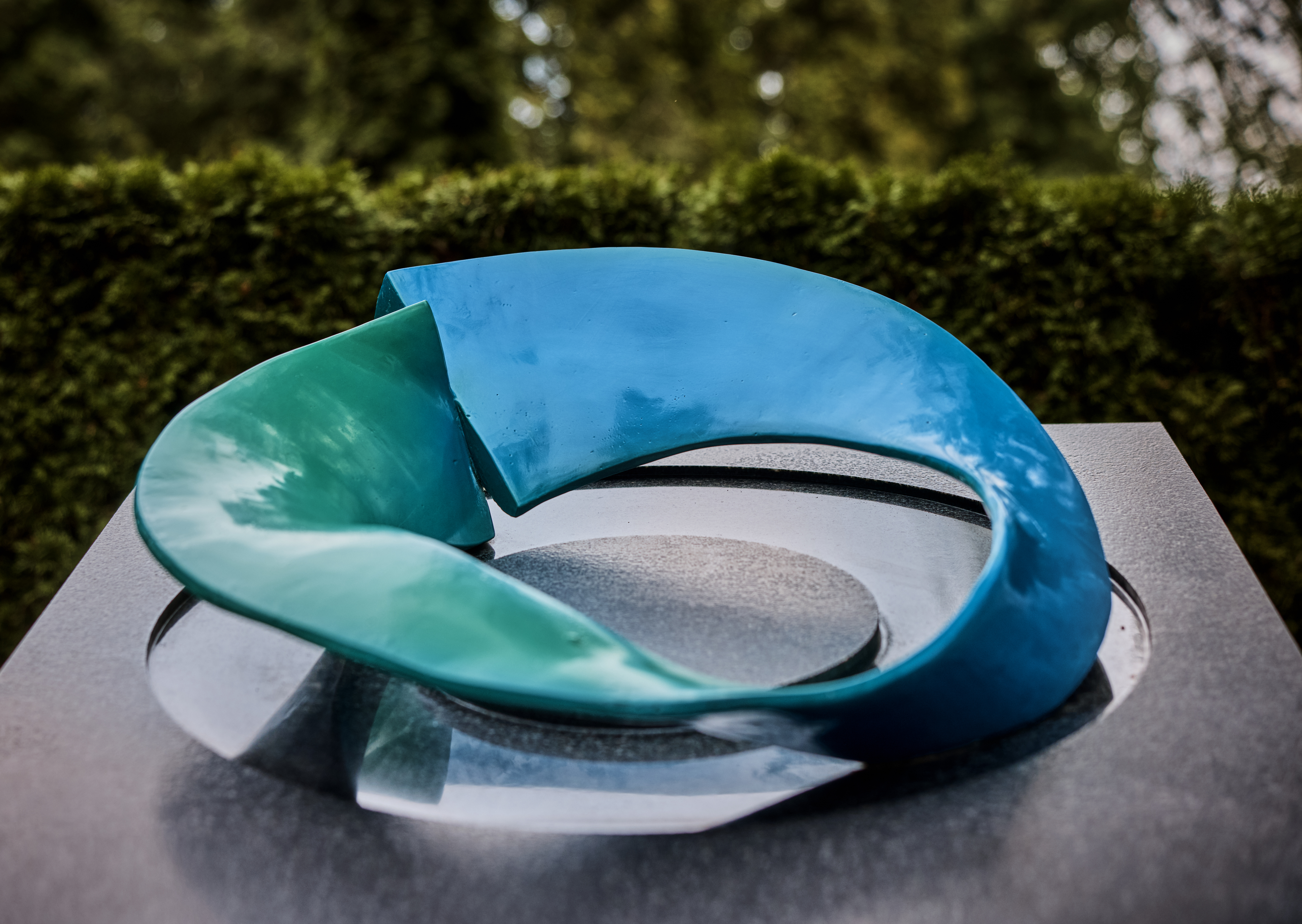 Krzysztof M. Bednarski, rzeźba na nagrobku Wojciecha Fangora, 2017, aluminium malowane proszkowo, Powązki Wojskowe, Warszawa, fot. R. Sosin