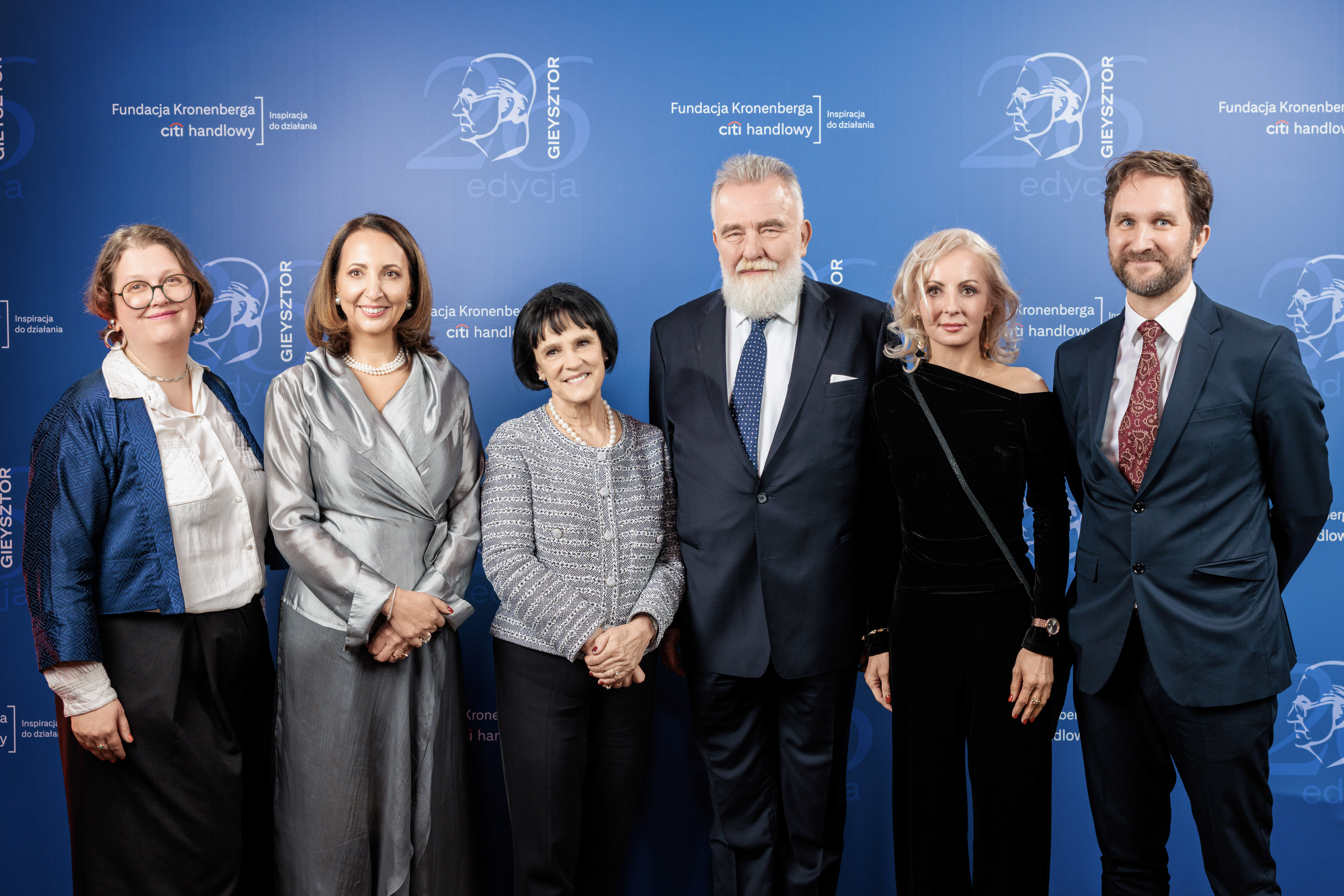 Przedstawiciele obdarowanych instytucji – MOCAK-u i MuFo – wraz z laureatami Nagrody im. prof. Aleksandra Gieysztora, Teresą i Andrzejem Starmachami; fot. Jarosław Jaworski   