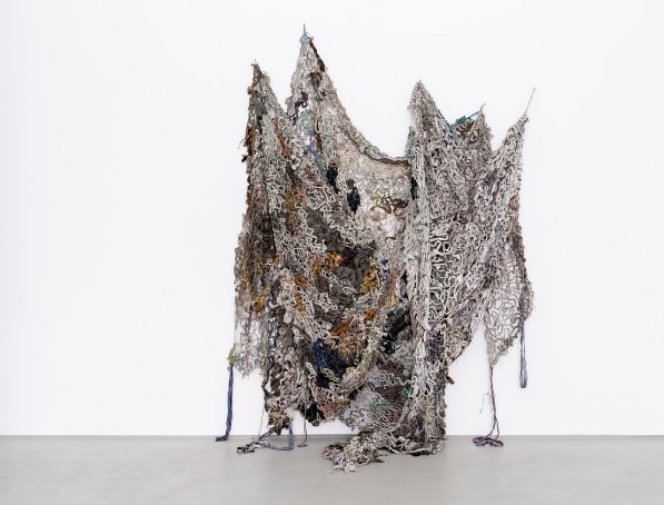 Fabian Knecht, //Śmiech jest podejrzany#17//, 2023, ręcznie robiony ukraiński kamuflaż, 290 × 230 cm, fot. Studio Fabian Knecht