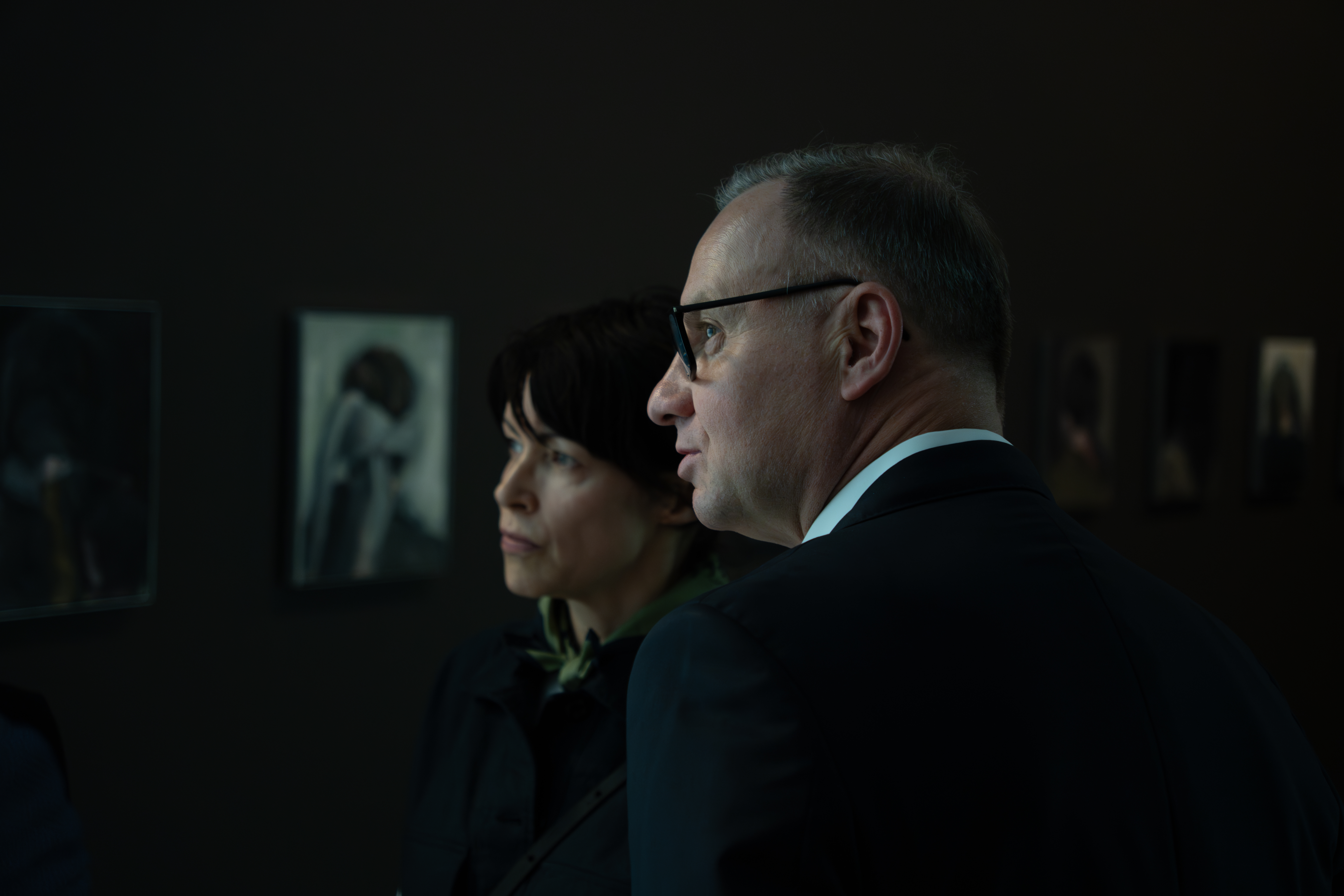 Prezydent Andrzej Duda i artystka Dorota Mytych podczas oprowadzania po wystawie //Z tyłu głowy//, 31.5.2025, fot. Nicholas Bartlett 