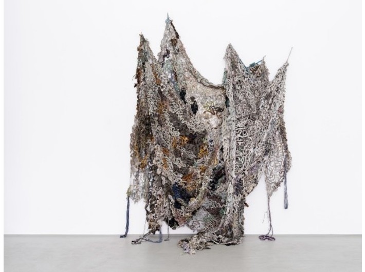 Fabian Knecht, //Śmiech jest podejrzany#17//, 2023, ręcznie robiony ukraiński kamuflaż, 290 × 230 cm, fot. Studio Fabian Knecht