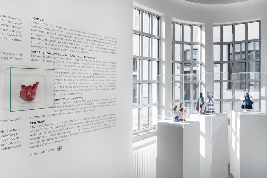 //Aleksander Janicki. Polaków portret własny 2022–2025//, MOCAK, 25.10.2025–15.2.2026, fot. R. Sosin