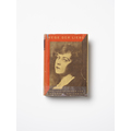 Annette Kelm, //Alexandra Kollontay, Wege der Liebe. Drei Erzählungen: Die Liebe in drei Generationen, Schwestern, Wassilissa Maligyna, 1925, Malik-Verlag A.-G. Berlin, autorisierte Übertragung aus dem Russischen von Etta Federn-Kohlhaas, Einbandgestaltung John Heartfield//, 2021, z cyklu //Die Bücher//, archiwalny wydruk pigmentowy, 71,5 × 54 cm, courtesy A. Kelm, Esther Schipper, Berlin/Paris/Seoul