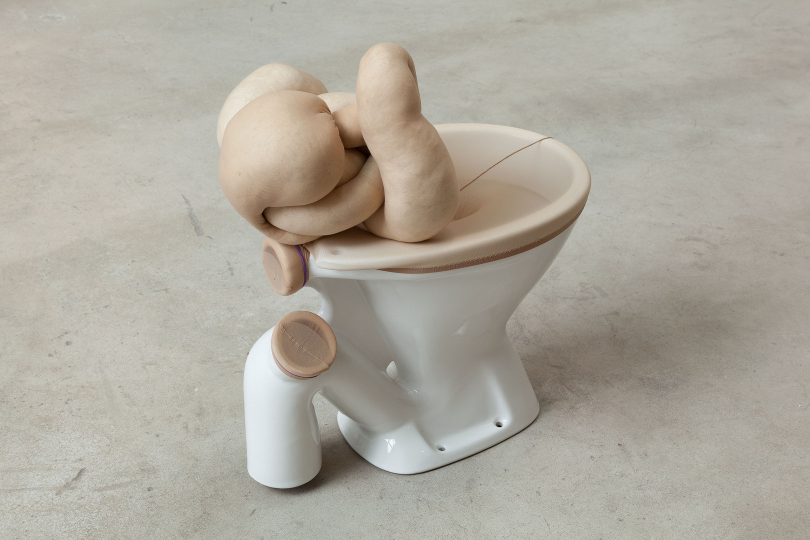 Sarah Lucas, Sucky Thing 2011, 2011, rzeźba, 69 × 35 × 60 cm, Kolekcja MOCAK-u, fot. R. Sosin