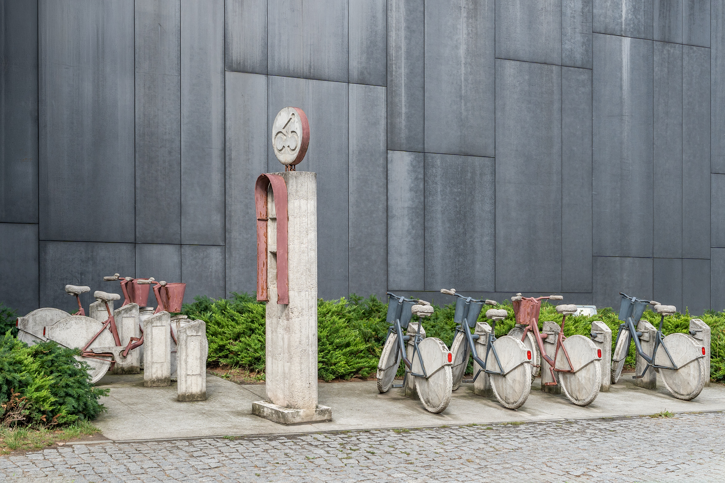 Leopold Kessler, //Surrogate City Bike Station / MOCAK 2015//, 2015/2017, fot. R. Sosin