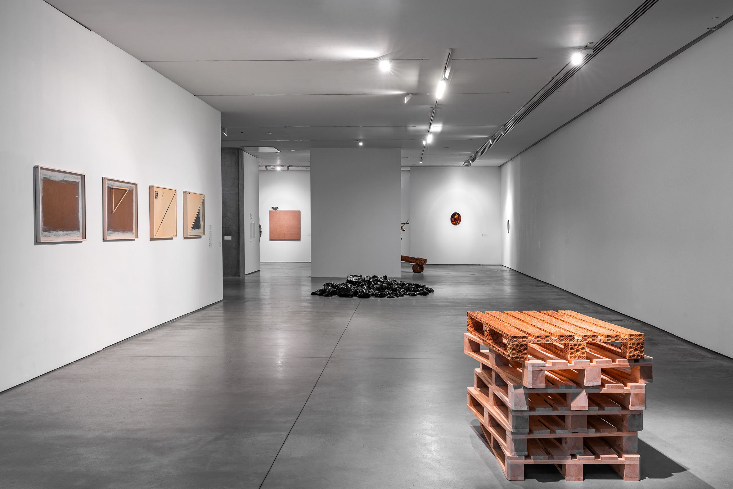 Widok wystawy //Stan posiadania. Topografia Kolekcji MOCAK-u – część I//, MOCAK 24.7.2026 – 18.10.2026, fot. R. Sosin
