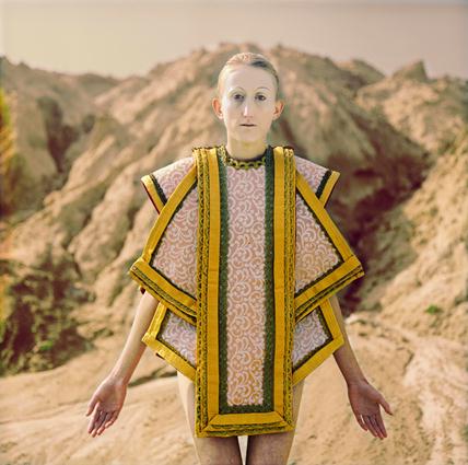 Halina Mrożek, //Bez tytułu//, 2008-2009, z serii Sculpt Couture, fotograf: Keymo, make-up: Katarzyna Skupny, modelka: Władysława