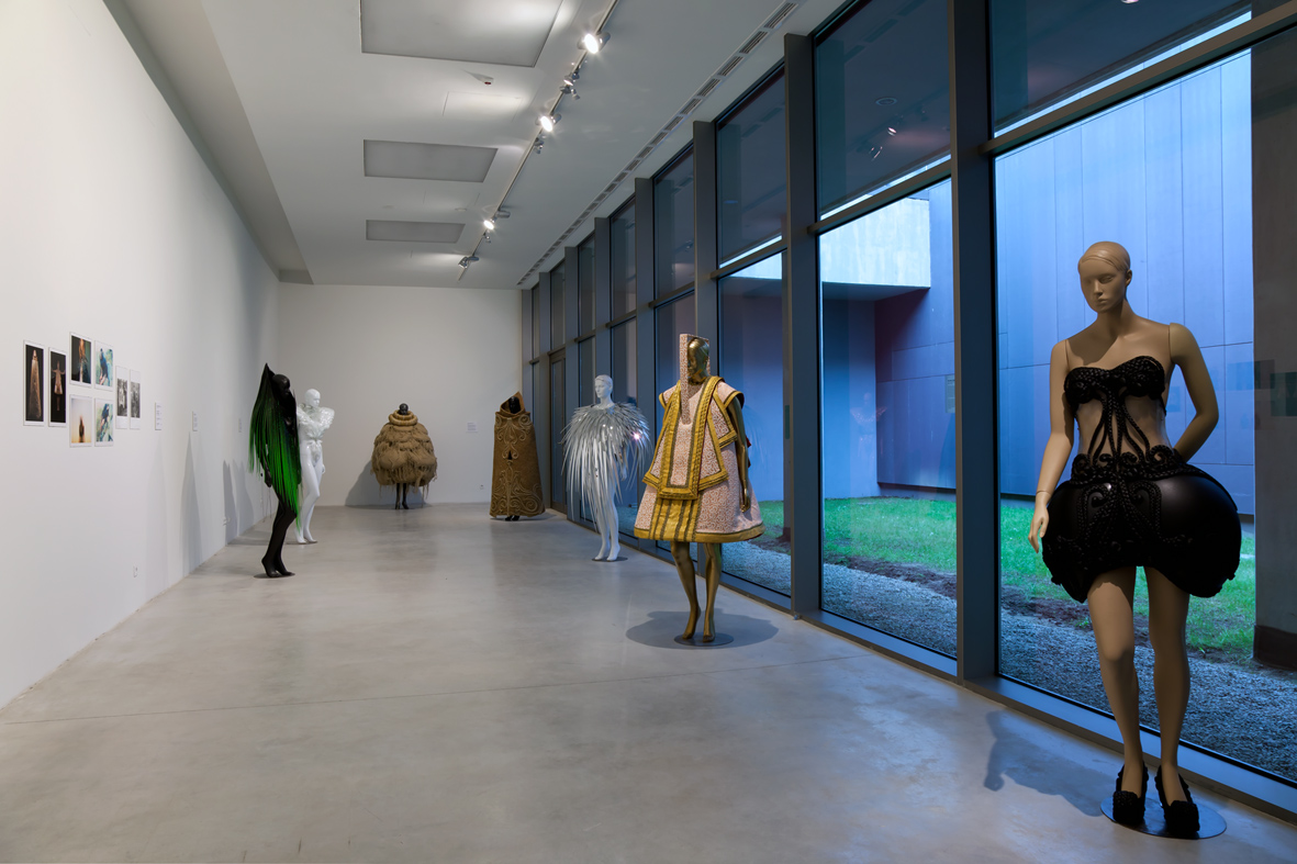 Halina Mrożek,// Między rzeźbą a modą//, 2011