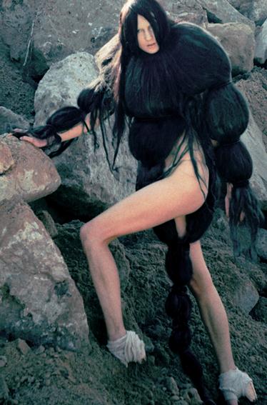 Halina Mrożek, //Bez tytułu//, 2010, z serii //Sculpt Couture//, fotograf: Keymo, make-up: Katarzyna Skupny, modelka: Ida