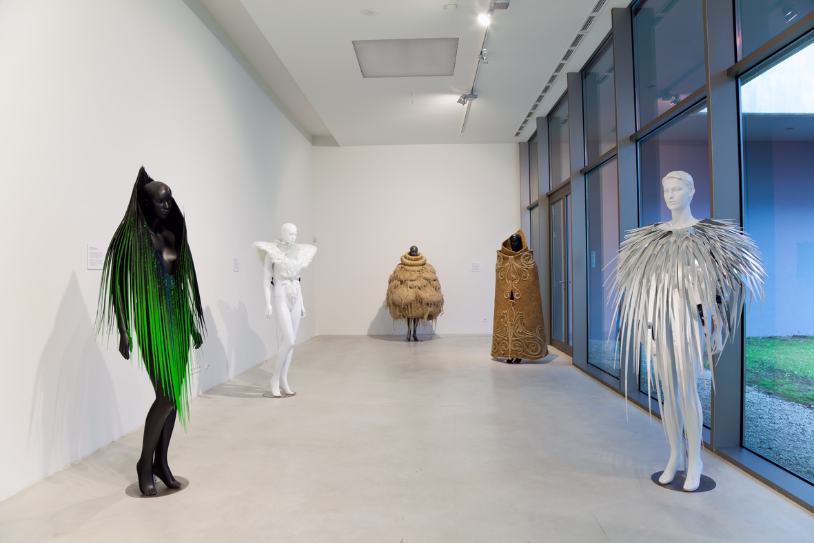 Halina Mrożek,// Między rzeźbą a modą//, 2011