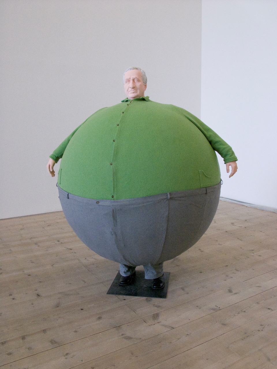 Erwin Wurm, //Artysta, który połknął świat//, 2006, rzeźba, technika mieszana, 190 × 140 × 140 cm