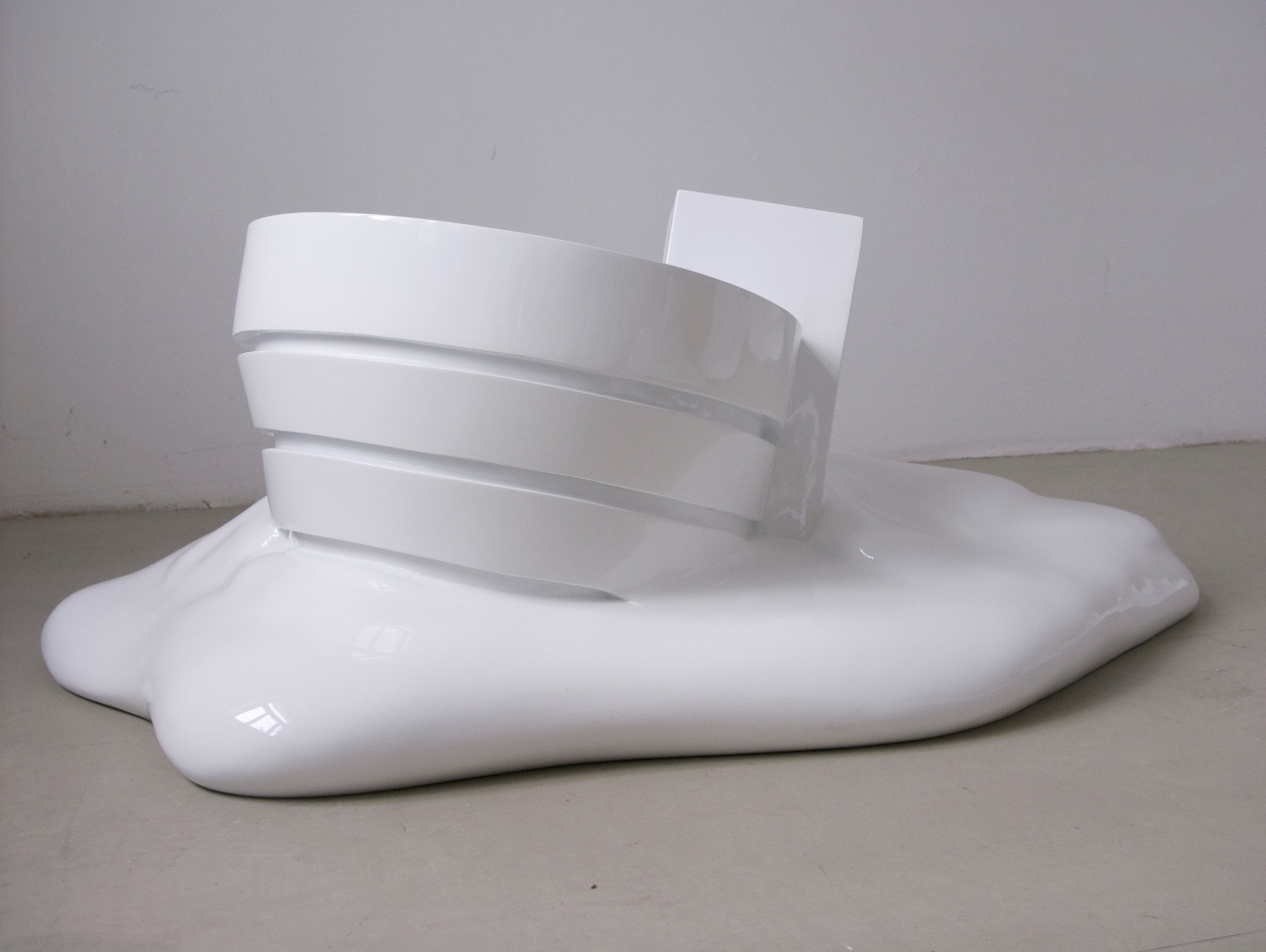 Erwin Wurm, //Topniejący Guggenheim//, 2005, żywica, farba, 45 × 136 × 101 cm, kolekcja Solomon R. Guggenheim Museum, Nowy Jork, USA