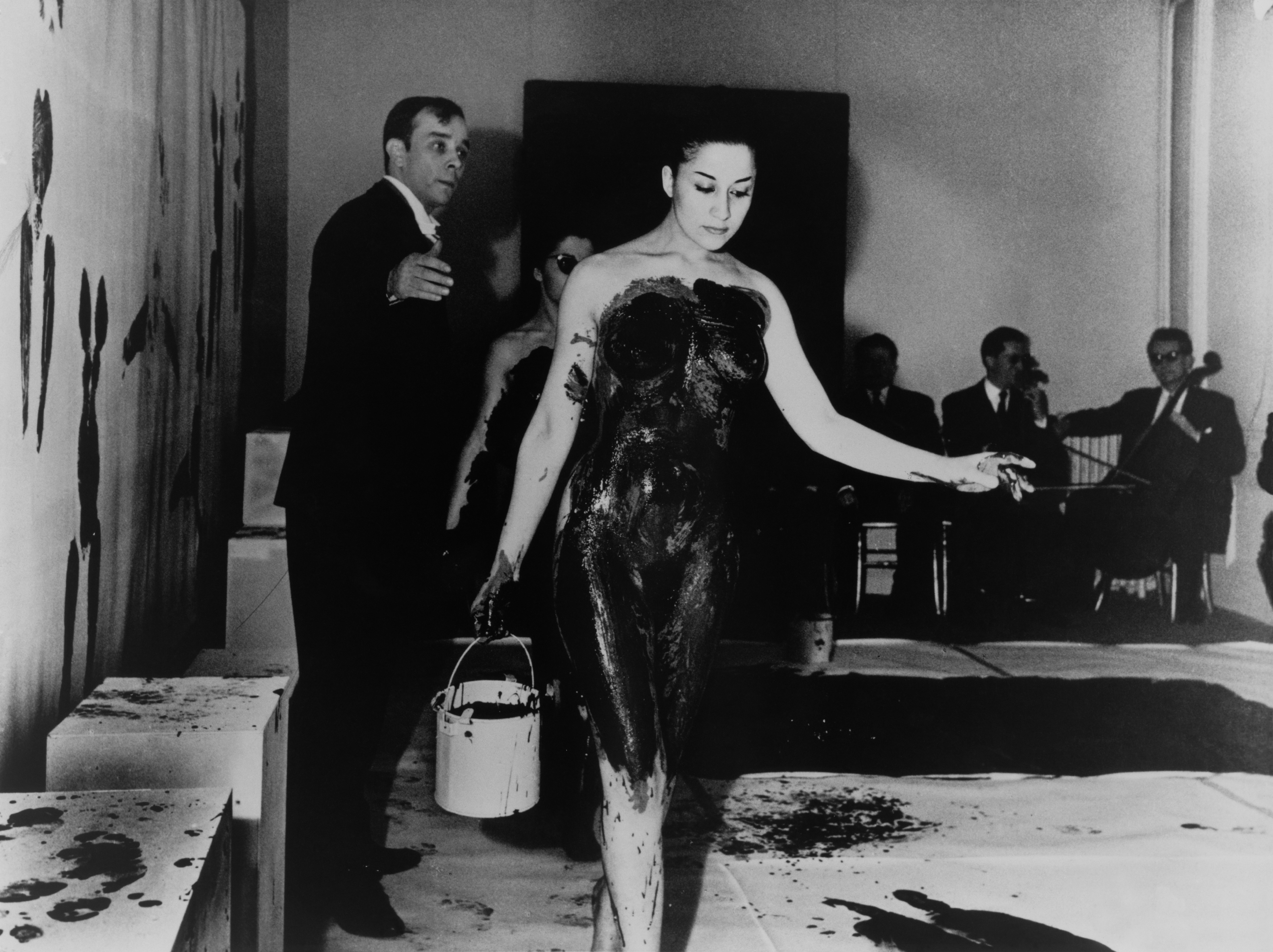 Yves Klein, //Antropometrie z niebieskiej epoki//, 1960, wideo, dzięki uprzejmości artysty, ADAGP, Paryż, fot. Shunk-Kender © Roy Lichtenstein Foundation