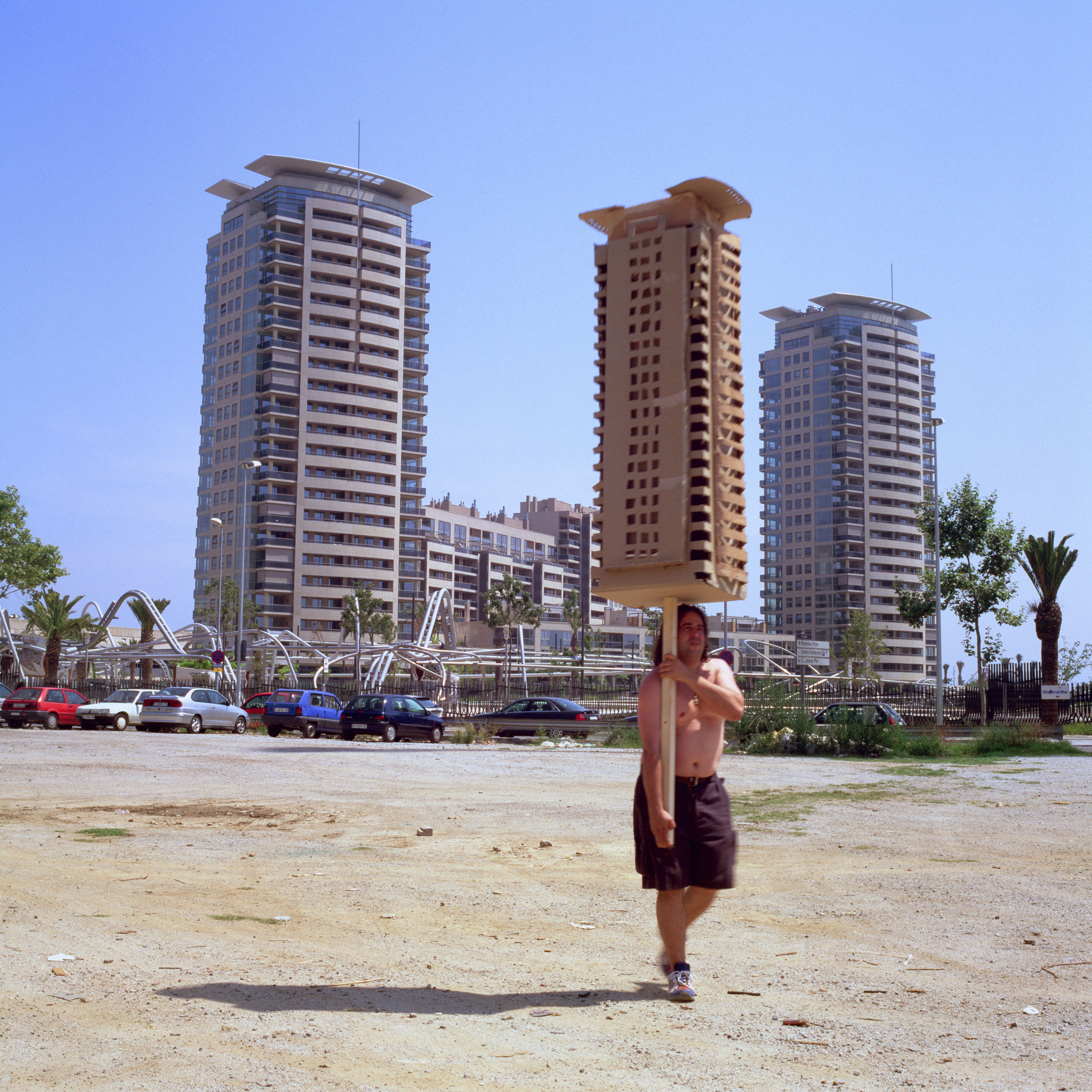 Jordi Colomer, //Anarchitekton//, Barcelona, sierpień 2002, wideo, dzięki uprzejmości artysty, kolekcja FRAC Centre, Orlean